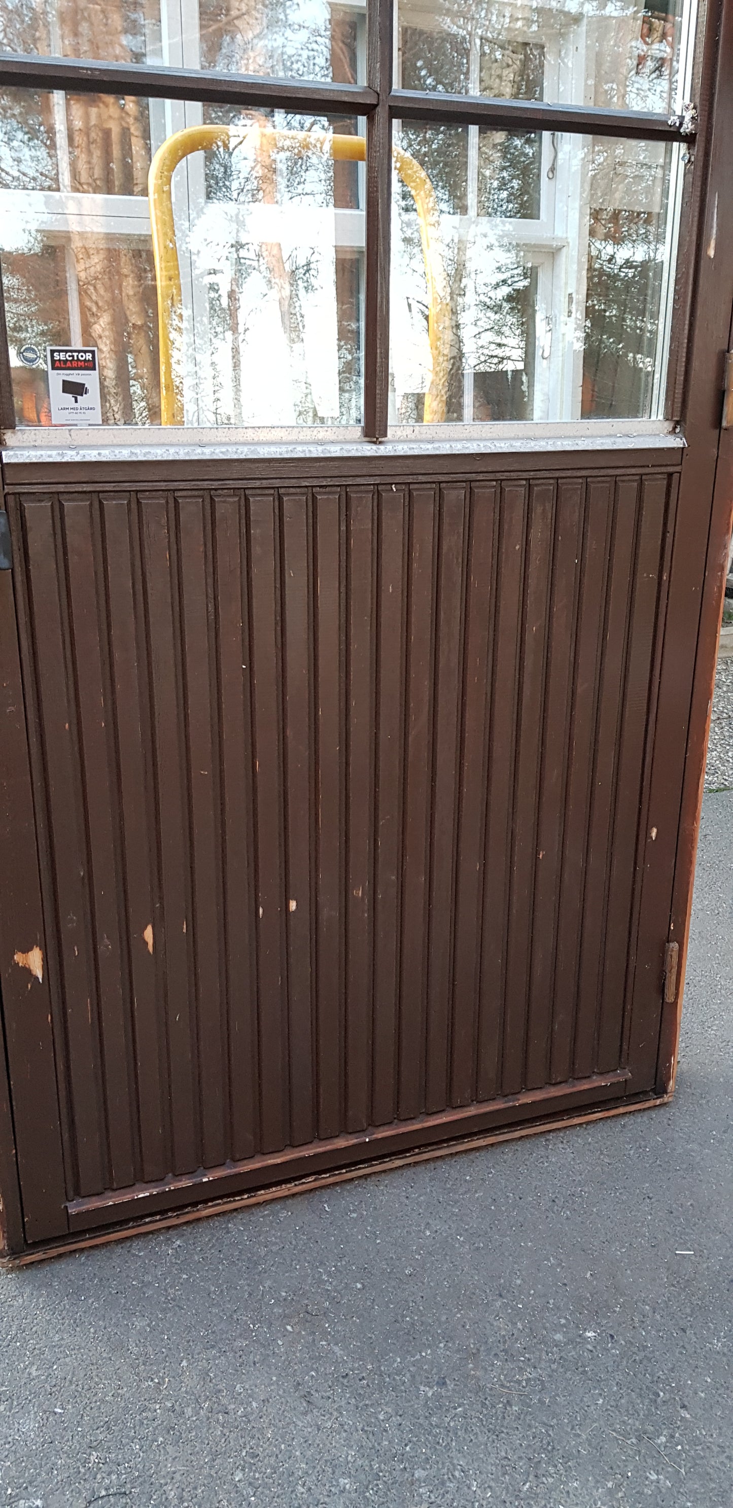 ARTIKELNUMMER 294 Fin tre glas altandörr komplett med karm, öppnas utåt Höger hängd BREDD 98.5 cm HÖJD 208 cm bröstning 100 cm pris : 4000 kr leverans inom stockholm för 500kr 