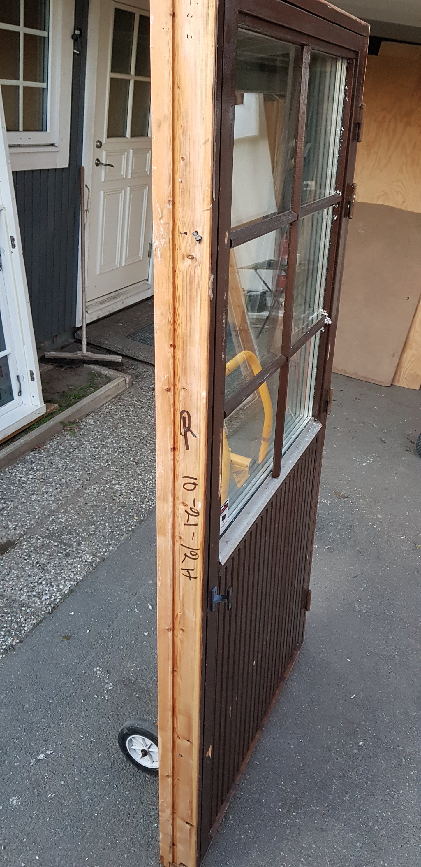 ARTIKELNUMMER 294 Fin tre glas altandörr komplett med karm, öppnas utåt Höger hängd BREDD 98.5 cm HÖJD 208 cm bröstning 100 cm pris : 4000 kr leverans inom stockholm för 500kr 