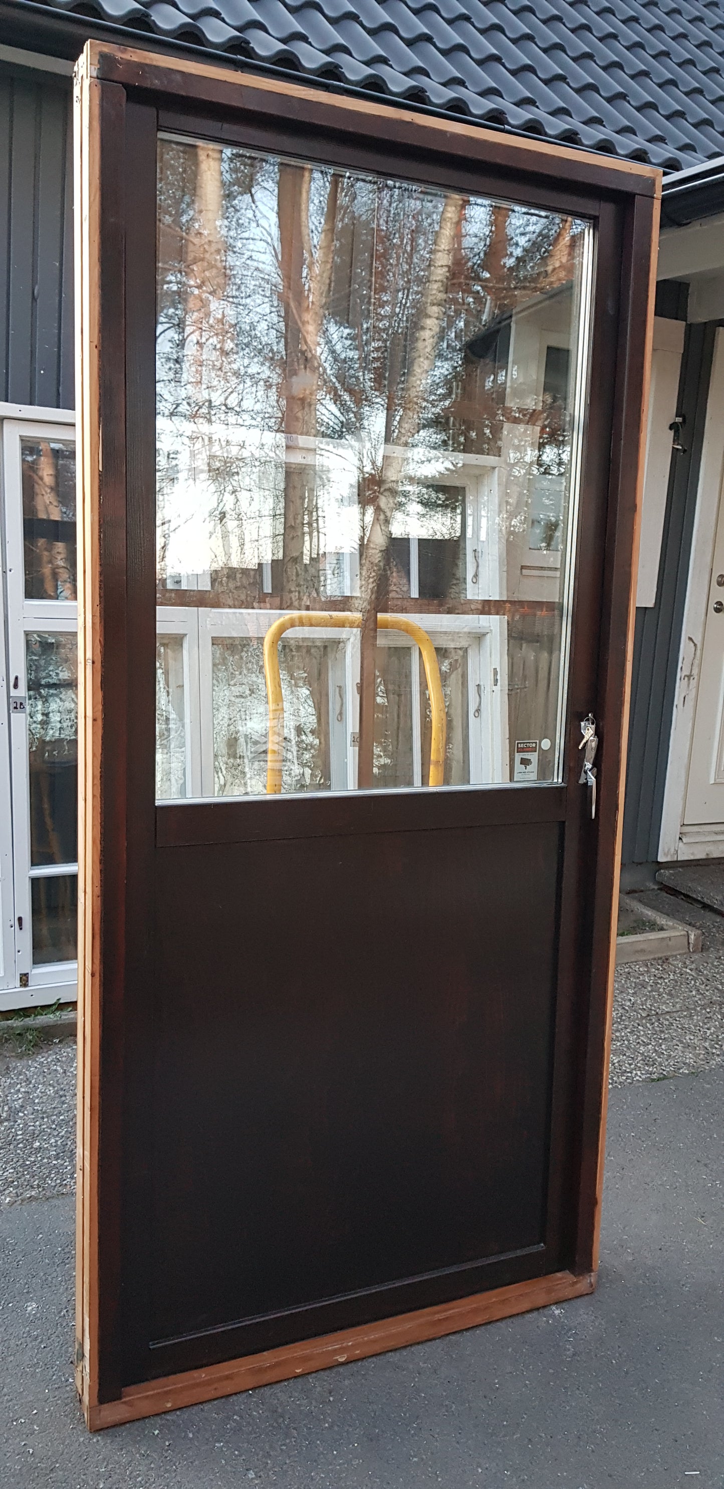 ARTIKELNUMMER 294 Fin tre glas altandörr komplett med karm, öppnas utåt Höger hängd BREDD 98.5 cm HÖJD 208 cm bröstning 100 cm pris : 4000 kr leverans inom stockholm för 500kr 