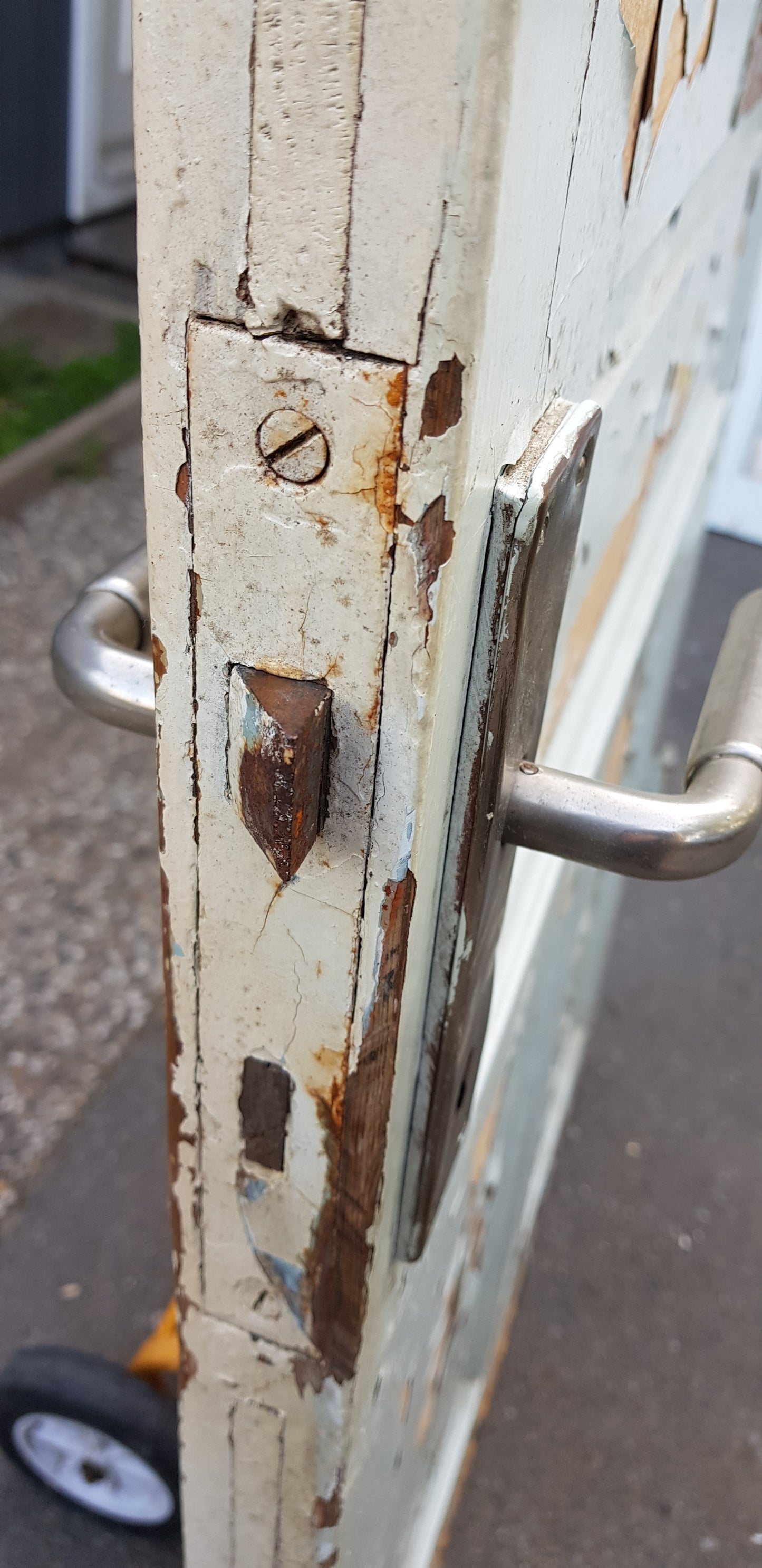 ARTIKELNUMMER 287 Fin äldre ytterdörr utan karm, öppnas utåt, höger hängd. Yttermått dörrblad : Bredd 89.5 cm - Höjd 210 cm - djupdörr 4.5 cm. Pris: 4000kr