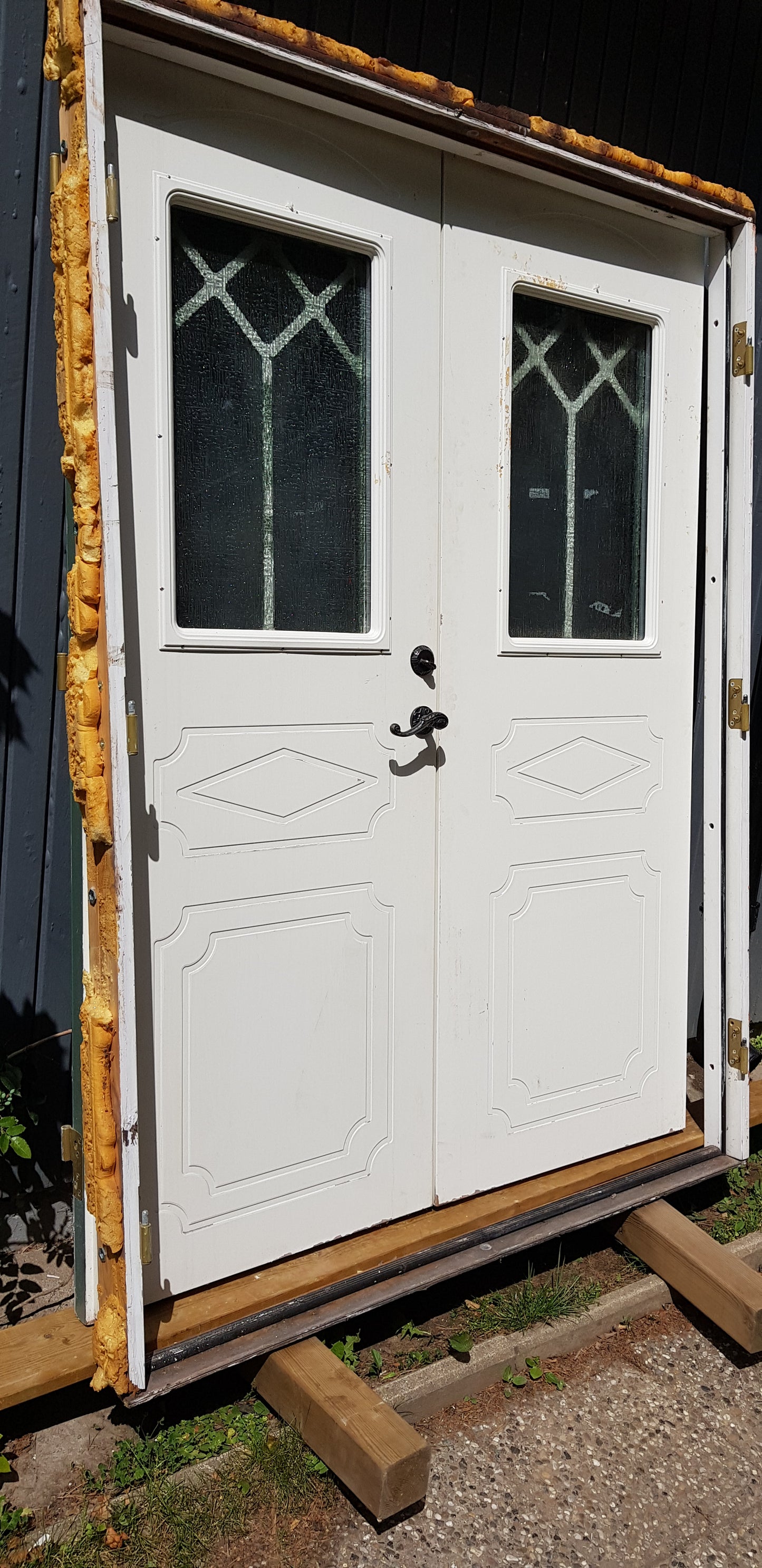 *gammal pardörr med karm, behöver fräschas och målas om mått med karm: Bredd 148.5 cm Höjd 208.5 cm pris: 8500kr ARTIKELNUMMER 264