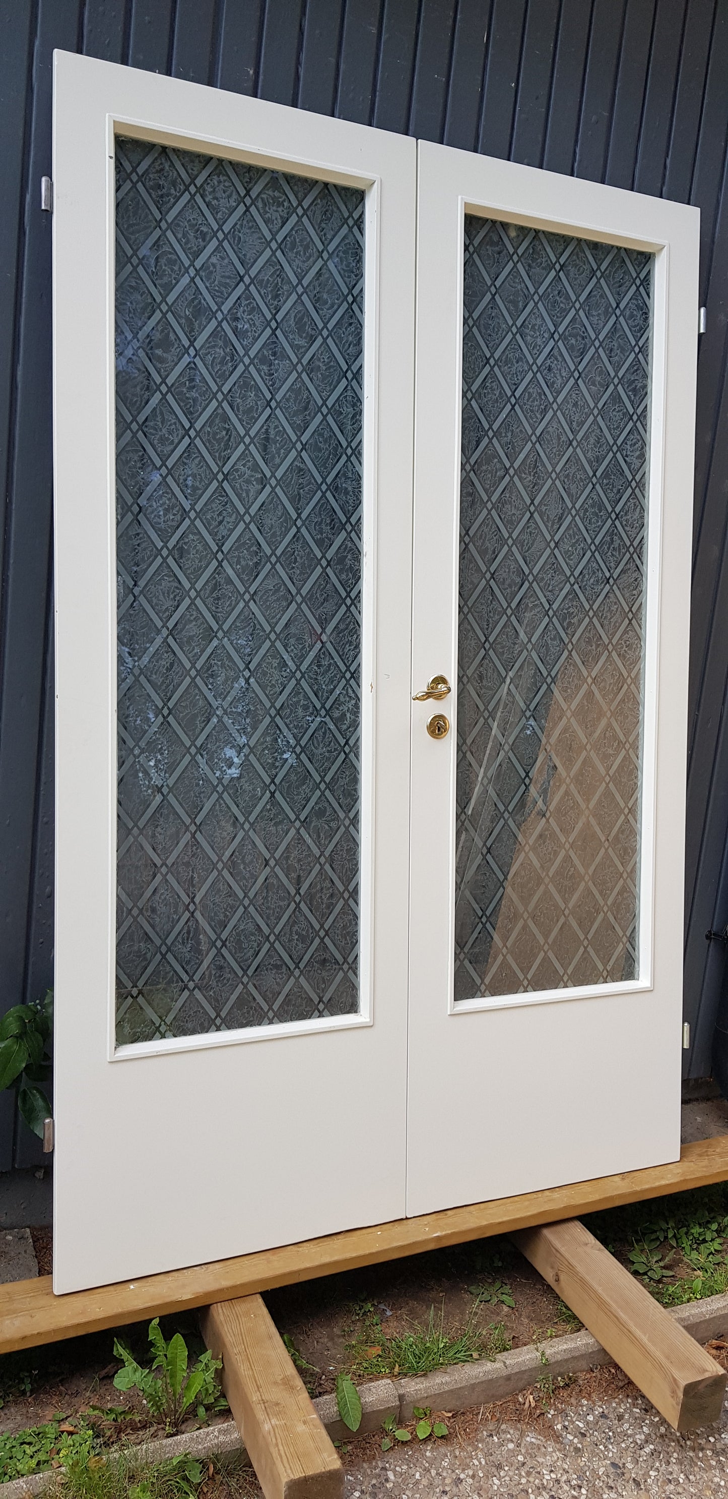 *Fin inner pardörr med fint glas utan karm. dörrmått: Bredd: 64.5 cm + 65.5 cm Höjd: 201 cm Djup: 4 cm Pris: 2500 kr ARTIKELNUMMER 261