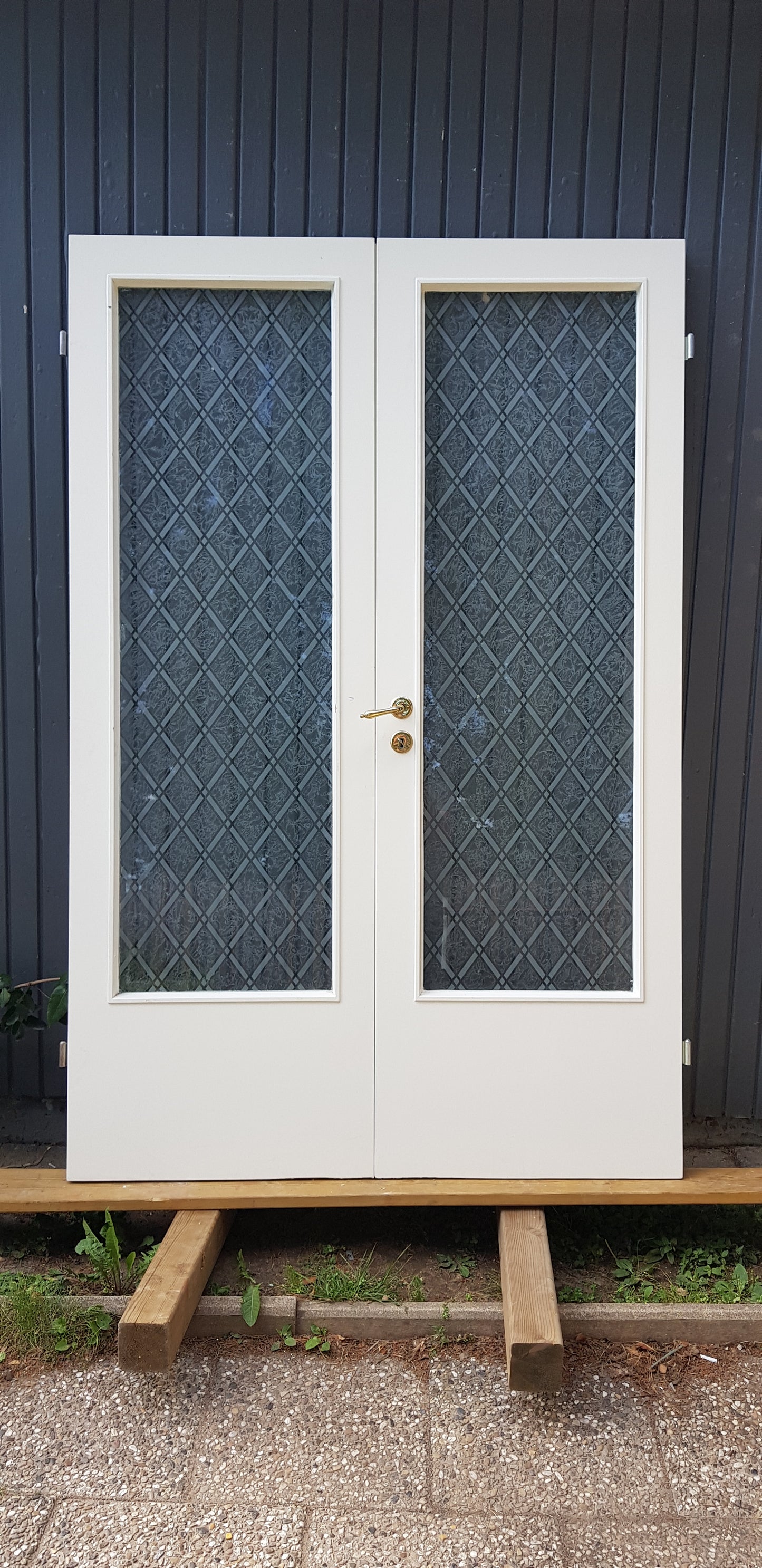 *Fin inner pardörr med fint glas utan karm. dörrmått: Bredd: 64.5 cm + 65.5 cm Höjd: 201 cm Djup: 4 cm Pris: 2500 kr ARTIKELNUMMER 261