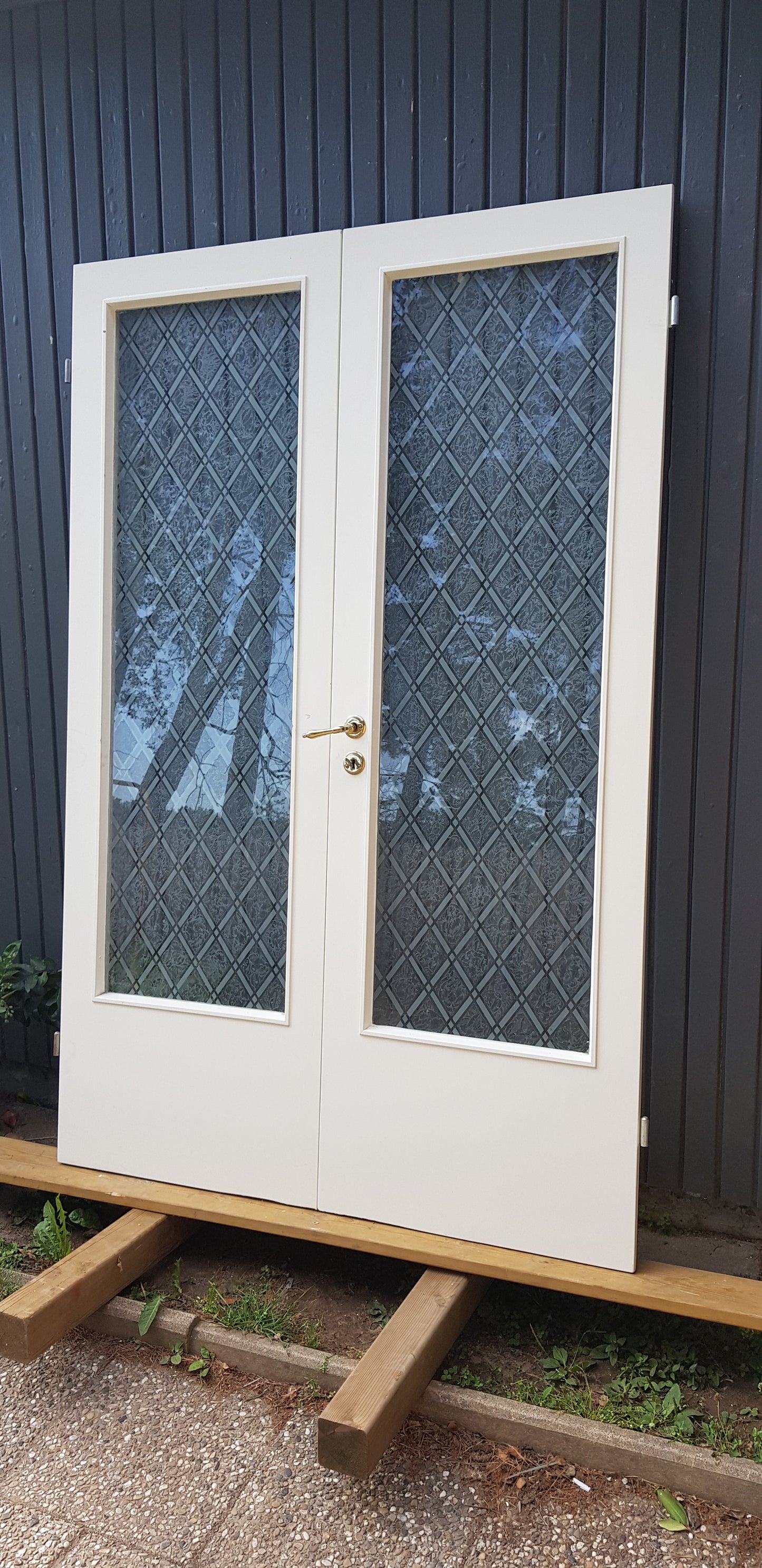 *Fin inner pardörr med fint glas utan karm. dörrmått: Bredd: 64.5 cm + 65.5 cm Höjd: 201 cm Djup: 4 cm Pris: 2500 kr ARTIKELNUMMER 261