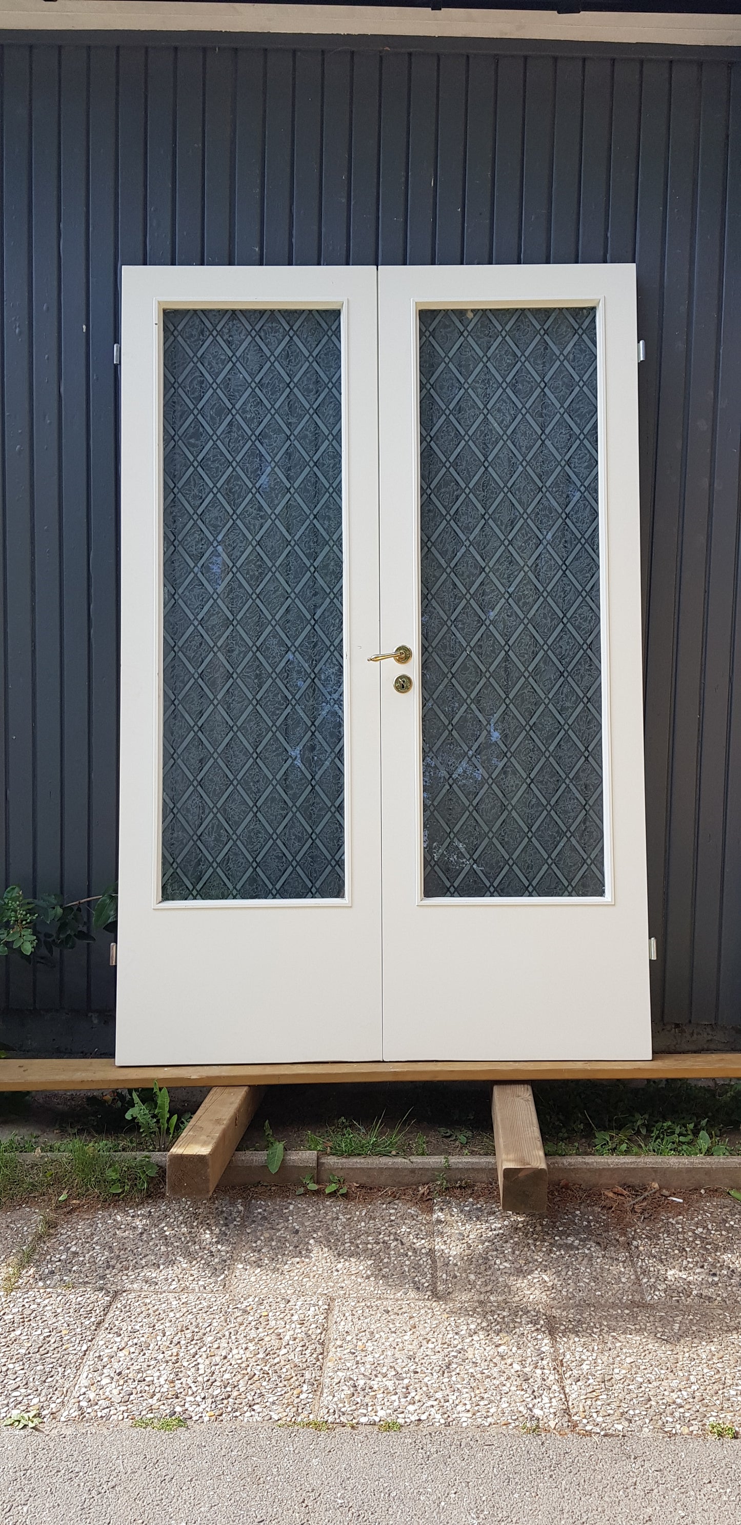 *Fin inner pardörr med fint glas utan karm. dörrmått: Bredd: 64.5 cm + 65.5 cm Höjd: 201 cm Djup: 4 cm Pris: 2500 kr ARTIKELNUMMER 261