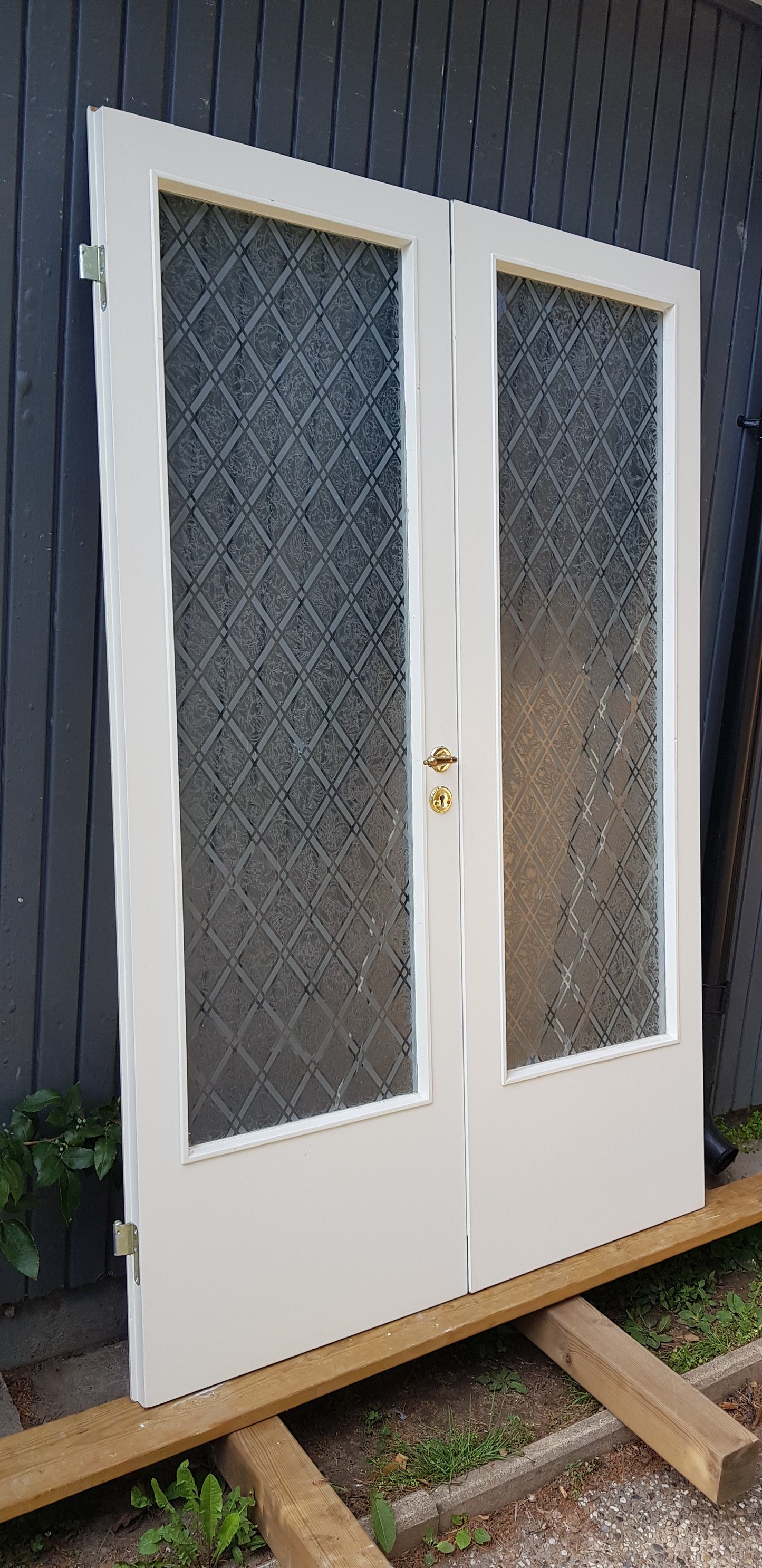 *Fin inner pardörr med fint glas utan karm. dörrmått: Bredd: 64.5 cm + 65.5 cm Höjd: 201 cm Djup: 4 cm Pris: 2500 kr ARTIKELNUMMER 261
