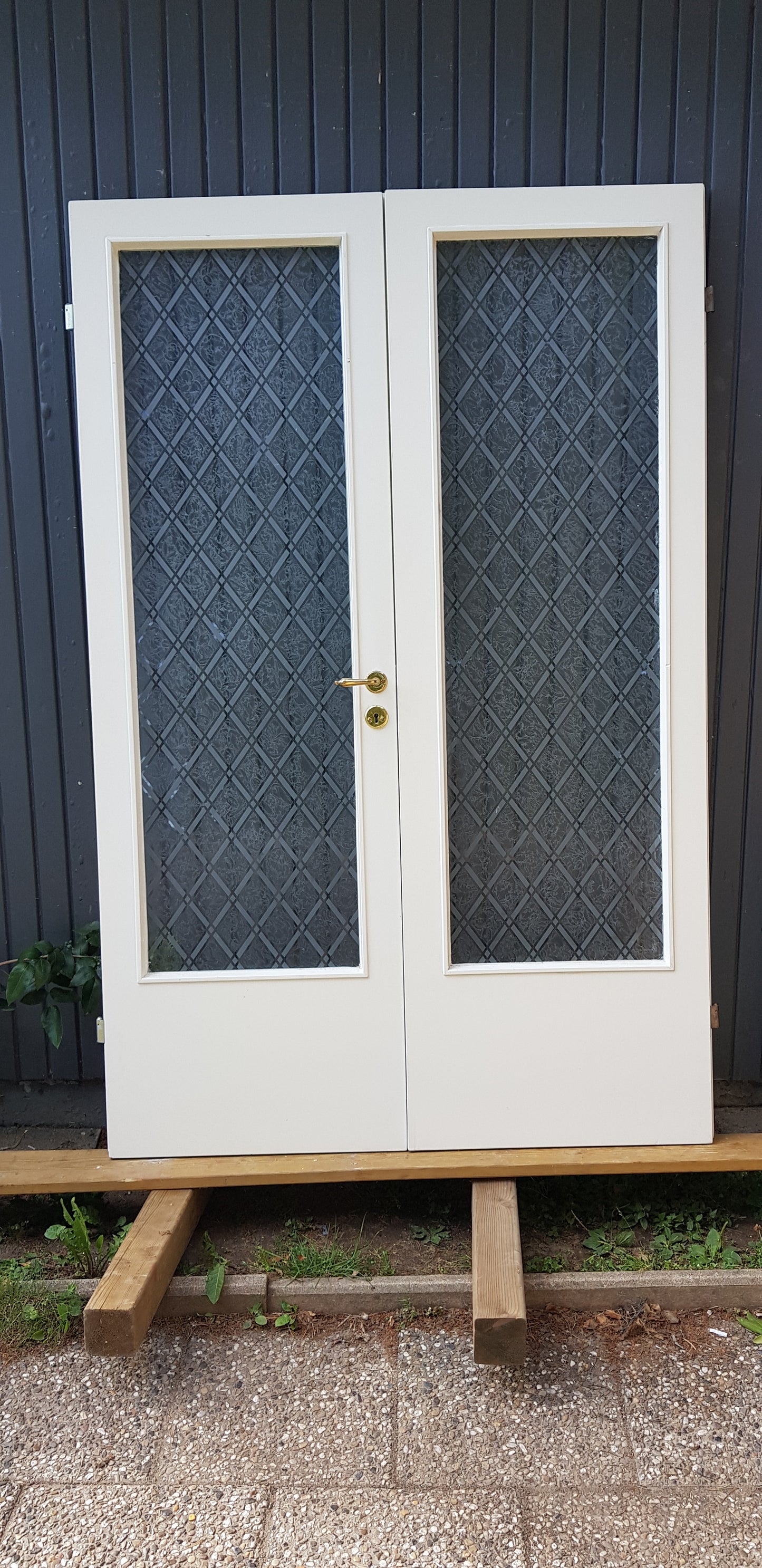 *Fin inner pardörr med fint glas utan karm. dörrmått: Bredd: 64.5 cm + 65.5 cm Höjd: 201 cm Djup: 4 cm Pris: 2500 kr ARTIKELNUMMER 261
