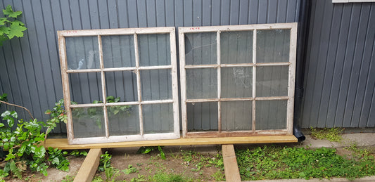 2 st Äldre spröjsade fönster med äkta spröjs utan karm, har gammalt glas. Perfekt till växthus eller uterum.   Mått: Bredd 95 cm Höjd 95 cm tjocklek 2.5 cm Pris: 1250 kr per st. ARTIKELNUMMER 114