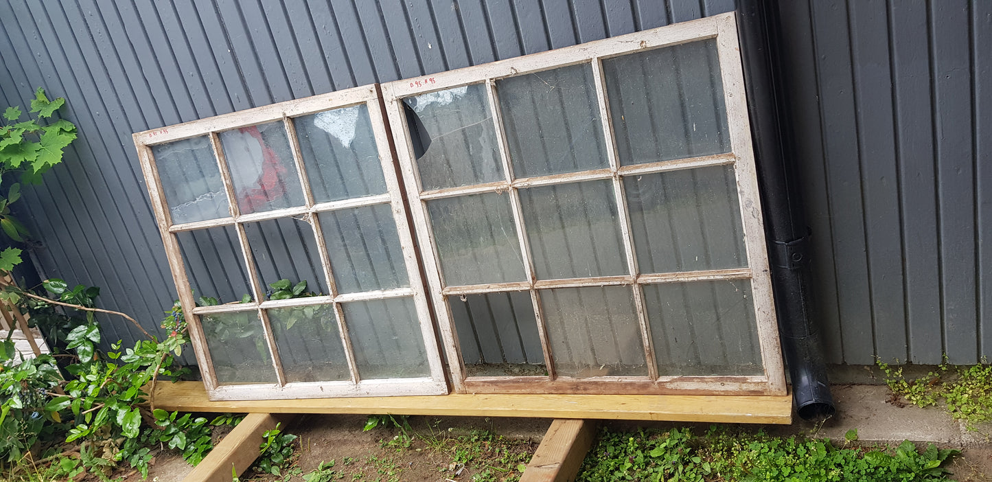 ARTIKELNUMMER 114 2st Äldre spröjsade fönster med äkta spröjs utan karm, har gammalt glas. Perfekt till växthus eller uterum.