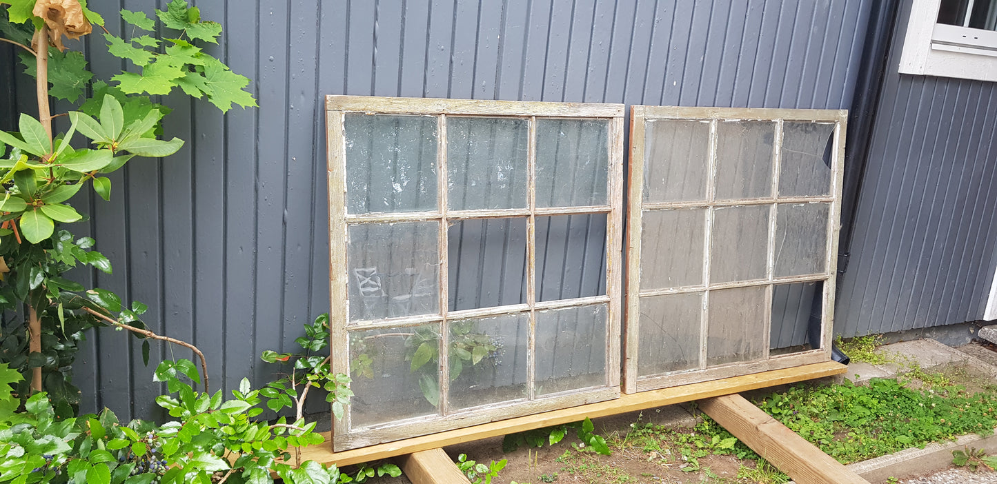 ARTIKELNUMMER 114 2st Äldre spröjsade fönster med äkta spröjs utan karm, har gammalt glas. Perfekt till växthus eller uterum.
