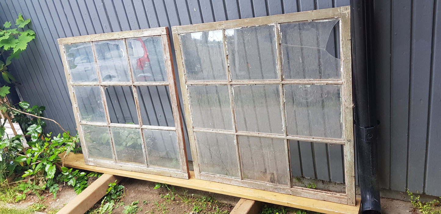 ARTIKELNUMMER 114 2st Äldre spröjsade fönster med äkta spröjs utan karm, har gammalt glas. Perfekt till växthus eller uterum.