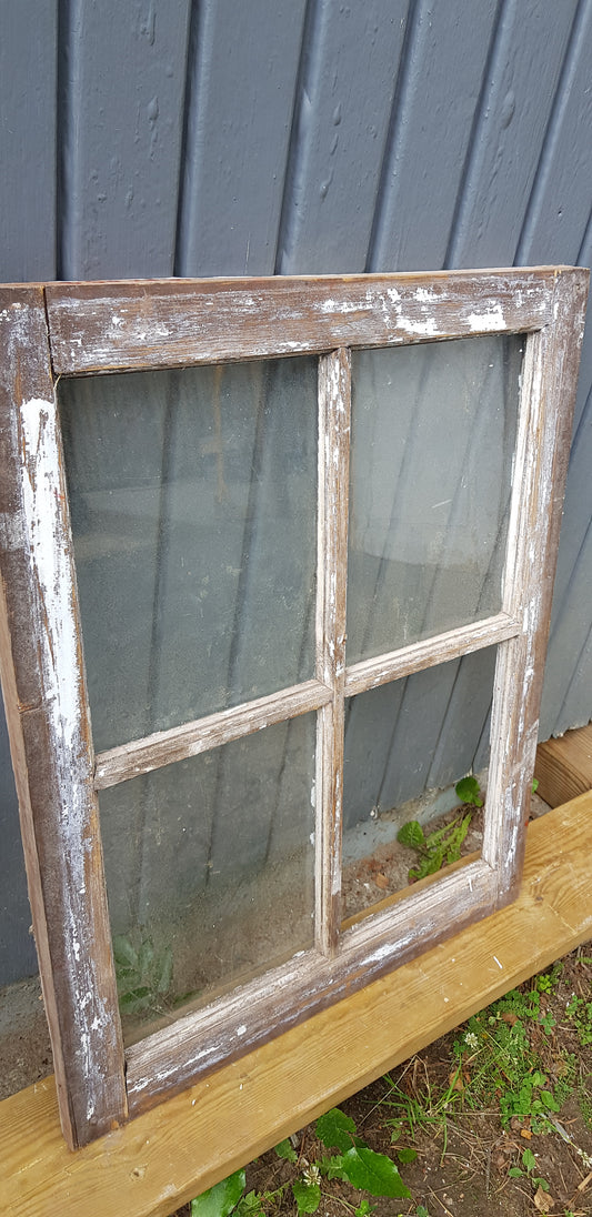 1 st Äldre spröjsade fönster med äkta spröjs utan karm, har munblåst glas. Perfekt till växthus eller uterum.   Mått: Bredd 50 cm Höjd 63 cm tjocklek 2.5 cm Pris: 800 kr ARTIKELNUMMER 07