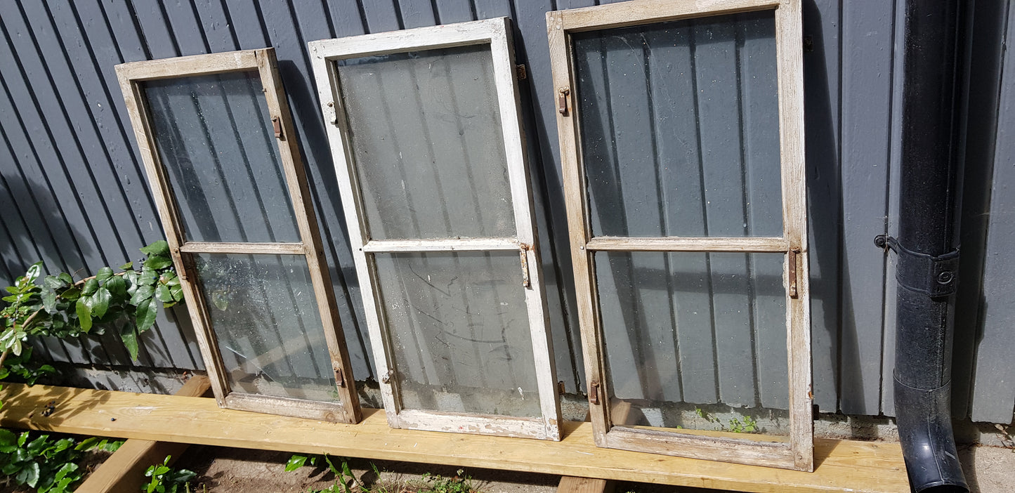 ARTIKELNUMMER 94 3st Äldre spröjsade fönster med äkta spröjs utan karm med munblåsta glas. Perfekt till växthus eller uterum.