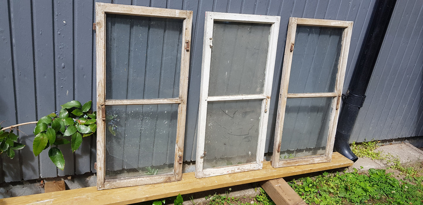 ARTIKELNUMMER 94 3st Äldre spröjsade fönster med äkta spröjs utan karm med munblåsta glas. Perfekt till växthus eller uterum.