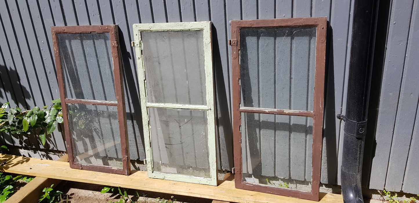 ARTIKELNUMMER 94 3st Äldre spröjsade fönster med äkta spröjs utan karm med munblåsta glas. Perfekt till växthus eller uterum.