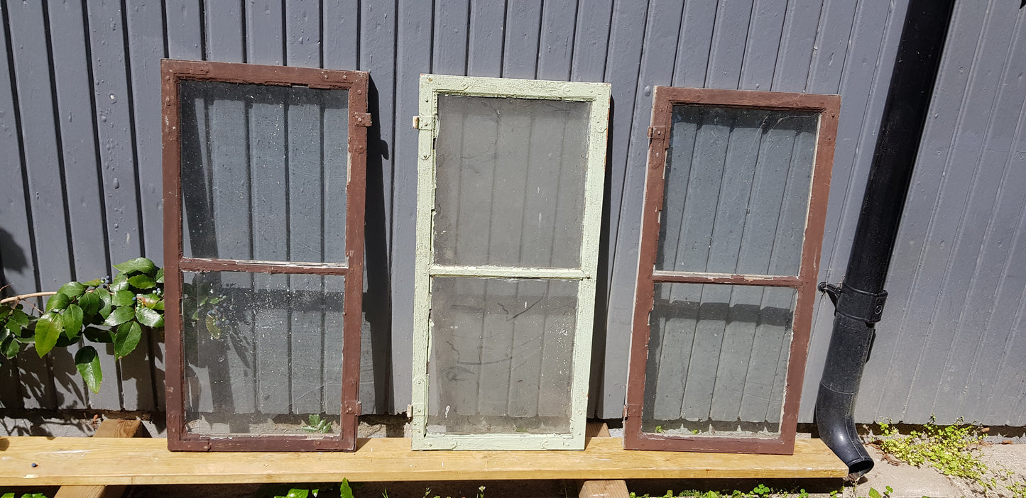 ARTIKELNUMMER 94 3st Äldre spröjsade fönster med äkta spröjs utan karm med munblåsta glas. Perfekt till växthus eller uterum.