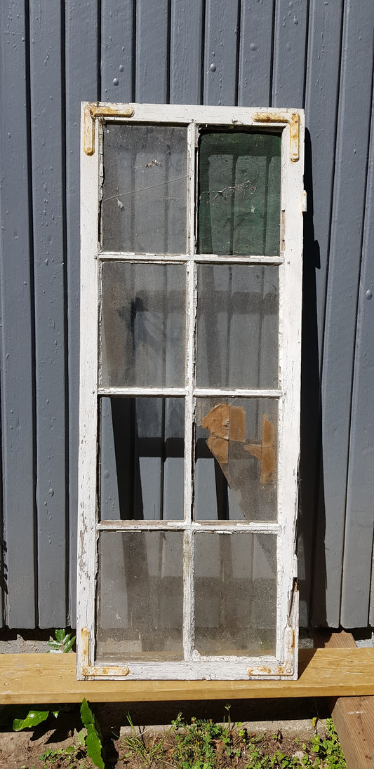 1 st Äldre spröjsade fönster med äkta spröjs utan karm, har gammalt glas. Perfekt till växthus eller uterum.   Mått: Bredd 47.5 cm Höjd 122.5 cm tjocklek 3 cm Pris: 900 kr ARTIKELNUMMER 06