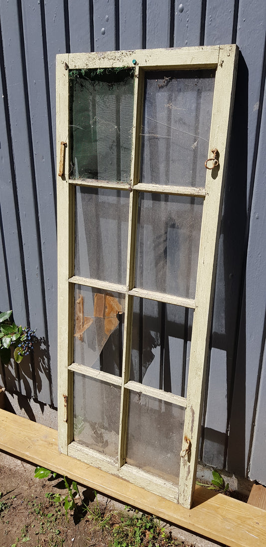 1 st Äldre spröjsade fönster med äkta spröjs utan karm, har gammalt glas. Perfekt till växthus eller uterum.   Mått: Bredd 47.5 cm Höjd 122.5 cm tjocklek 3 cm Pris: 900 kr ARTIKELNUMMER 06
