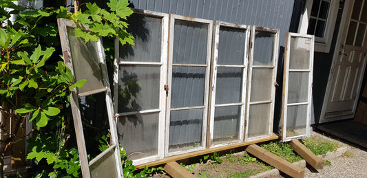 6 st Äldre spröjsade fönster med äkta spröjs utan karm med munblåsta glas. Perfekt till växthus eller uterum.   Mått:  Bredd 50 cm Höjd 130.5 cm tjocklek 2.5 cm Pris: 700 kr per st ARTIKELNUMMER 66