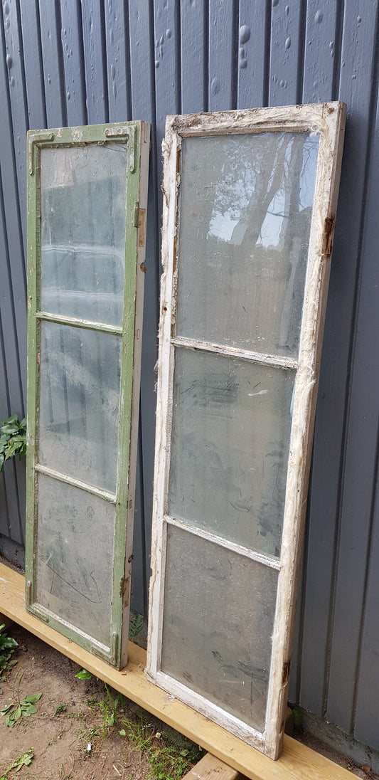 1 st Äldre spröjsade fönster med äkta spröjs utan karm med munblåsta glas. Perfekt till växthus eller uterum.   Mått: Bredd 40.5 cm Höjd 140.5 cm tjocklek 3.5 cm Pris: 700 kr per st ARTIKELNUMMER 113