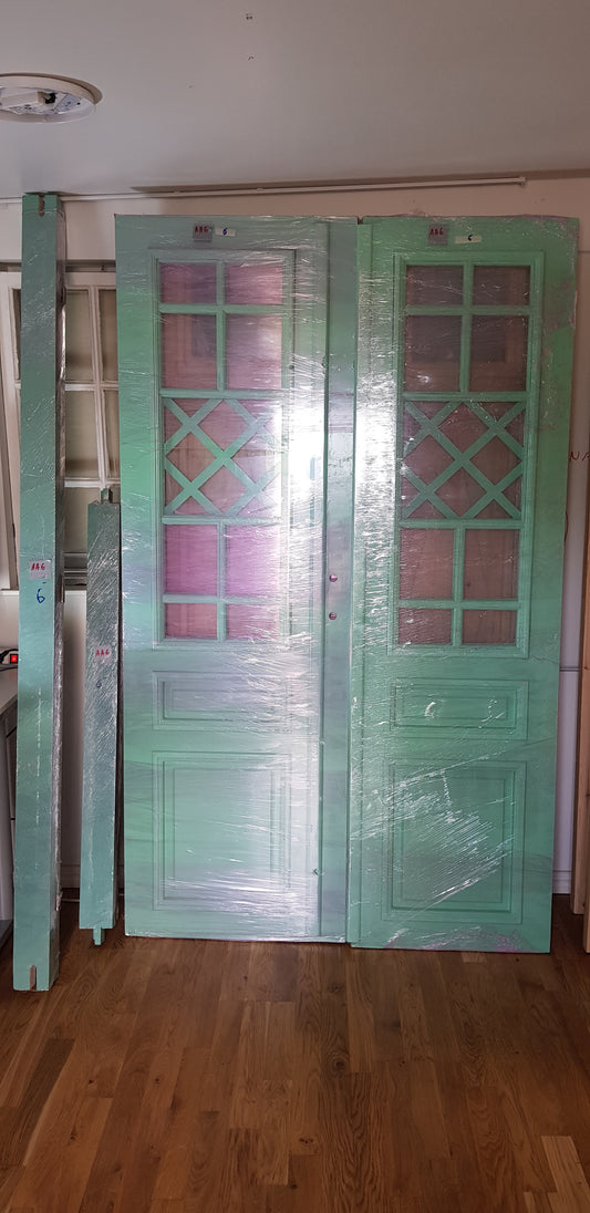 ARTIKELNUMMER 249 Nytillverkade pardörrar med dubbelglas i gammal stil inkl karm, möjlighet att ta bort lister runt glas för kittning. yttermått: Bredd 130 cm Höjd 210 cm Djup dörrblad 4.5 cm pris: 18000 kr ANGE (AA6)