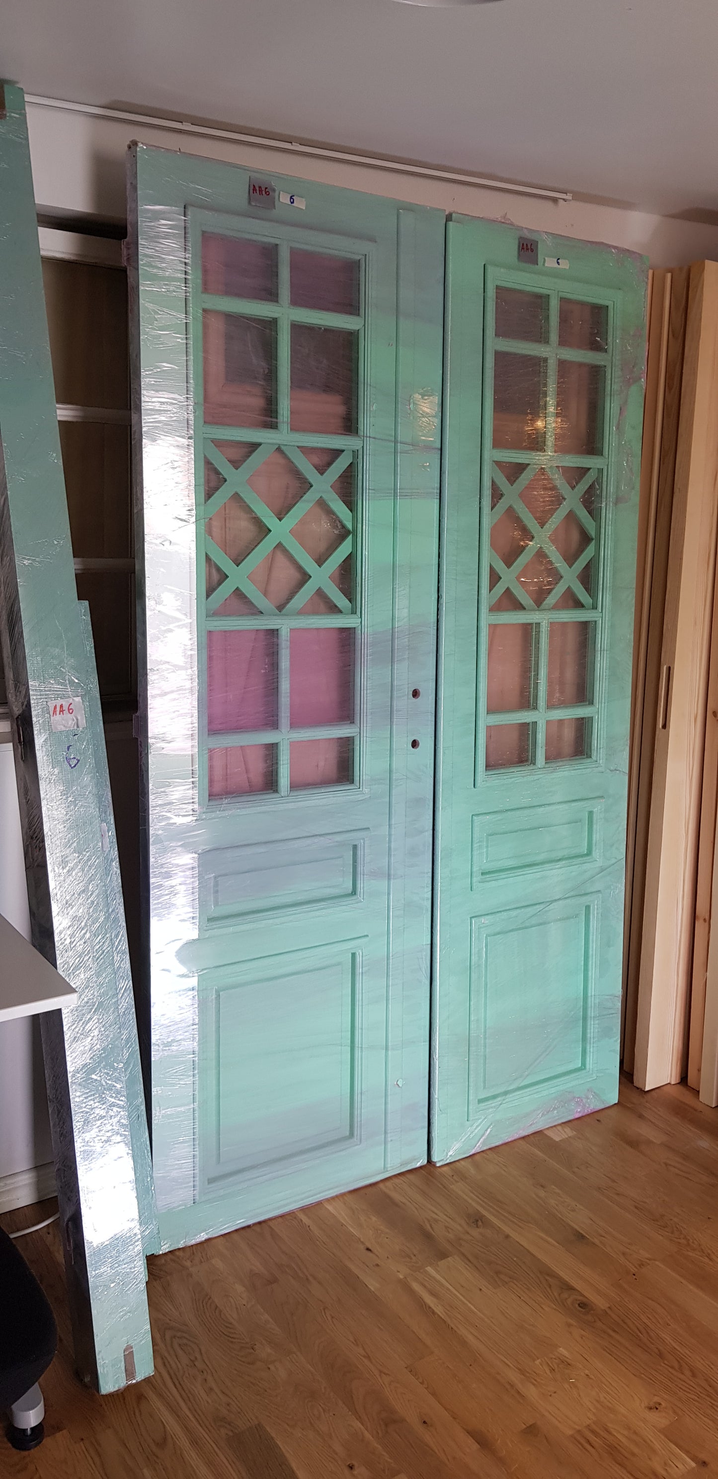 ARTIKELNUMMER 249 Nytillverkade pardörrar med dubbelglas i gammal stil inkl karm, möjlighet att ta bort lister runt glas för kittning. yttermått: Bredd 130 cm Höjd 210 cm Djup dörrblad 4.5 cm pris: 18000 kr ANGE (AA6)