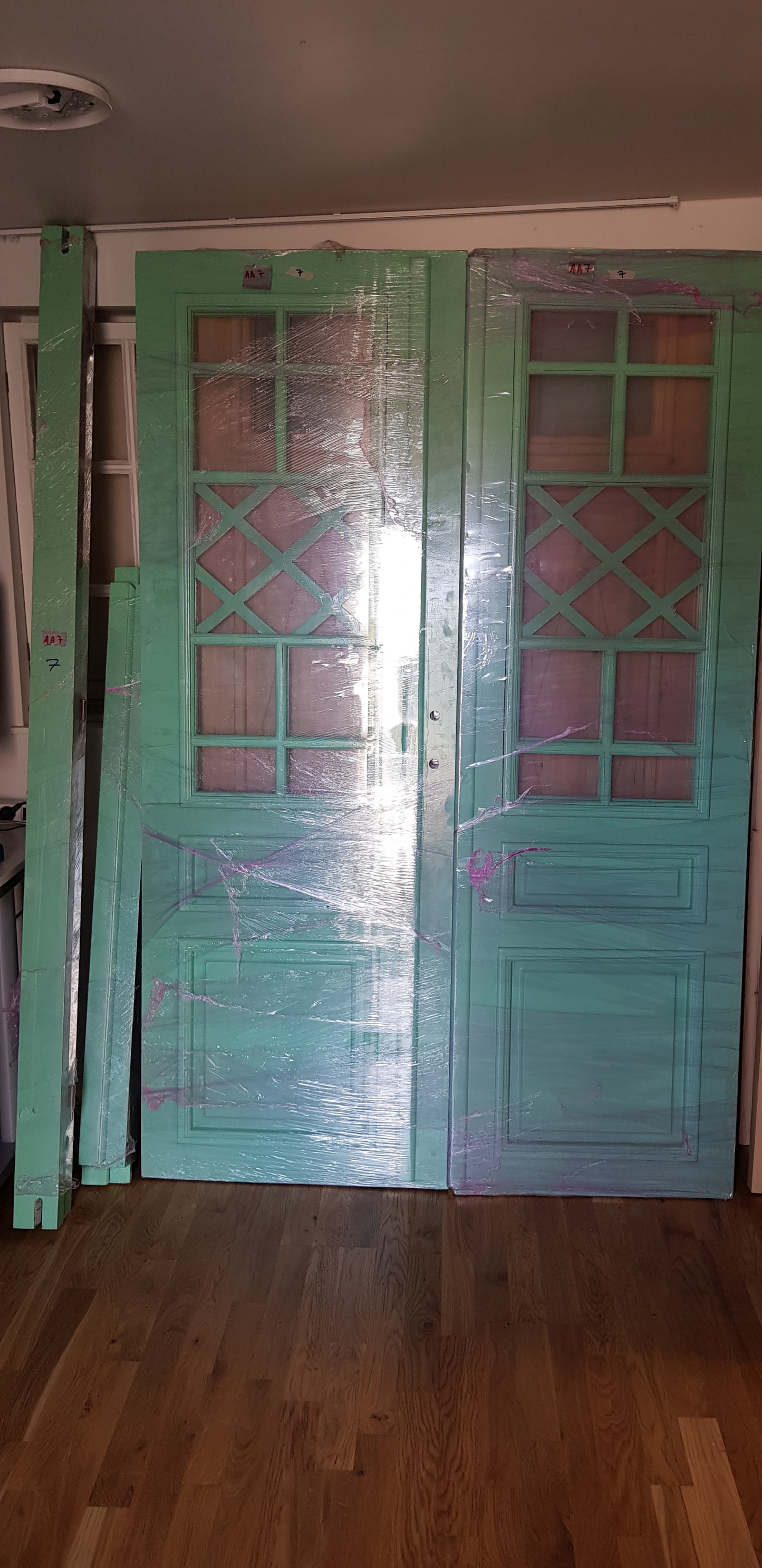 Nytillverkade pardörrar med dubbelglas i gammal stil inkl karm, möjlighet att ta bort lister runt glas för kittning. yttermått: Bredd 140 cm Höjd 210 cm Djup dörrblad 4.5 cm pris: 18000 kr ARTIKELNR (AA7)