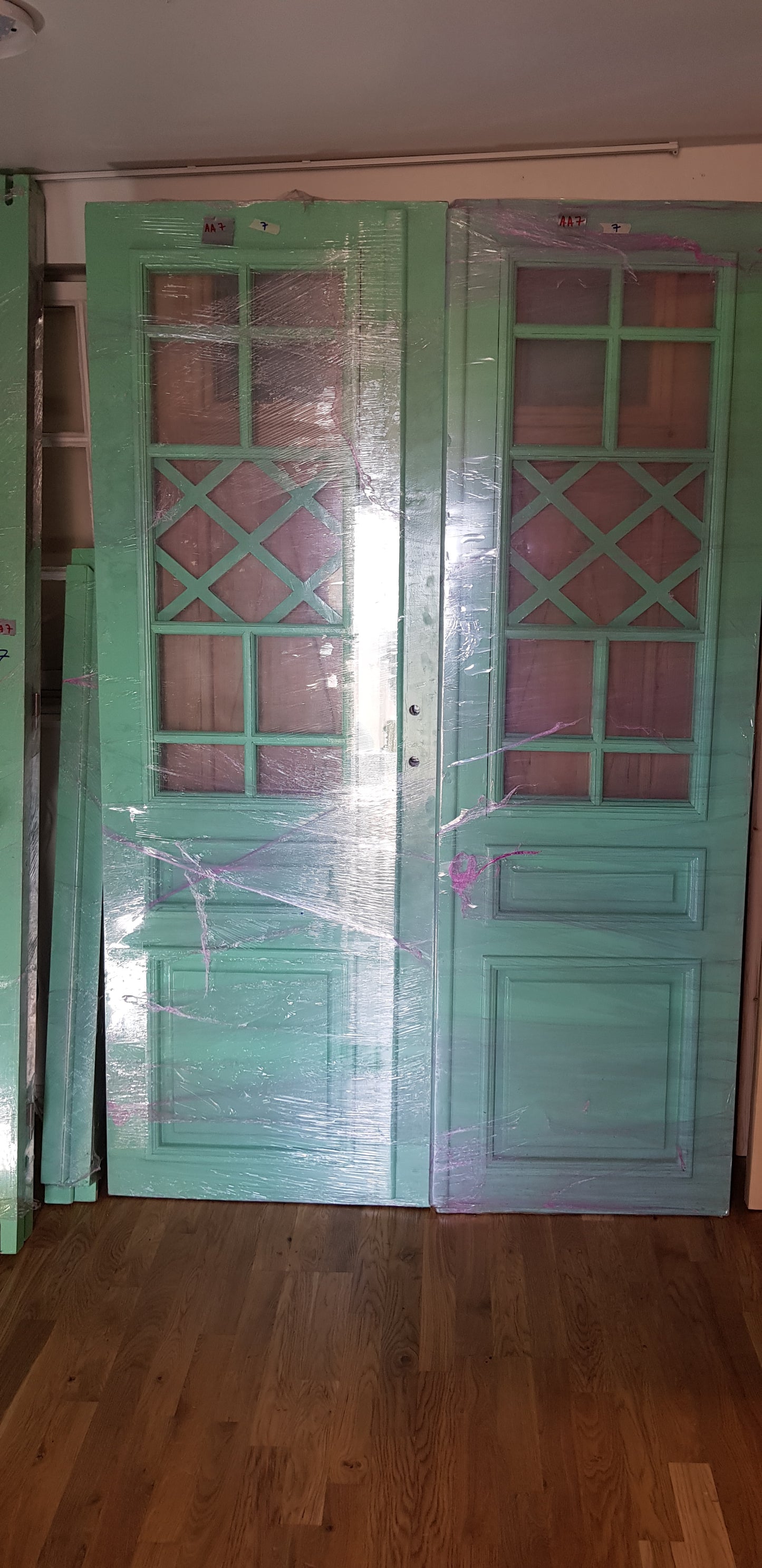 Nytillverkade pardörrar med dubbelglas i gammal stil inkl karm, möjlighet att ta bort lister runt glas för kittning. yttermått: Bredd 140 cm Höjd 210 cm Djup dörrblad 4.5 cm pris: 18000 kr ARTIKELNR (AA7)