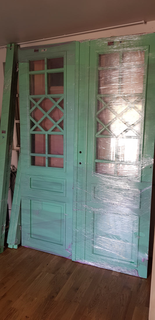Nytillverkade pardörrar med dubbelglas i gammal stil inkl karm, möjlighet att ta bort lister runt glas för kittning. yttermått: Bredd 140 cm Höjd 210 cm Djup dörrblad 4.5 cm pris: 18000 kr ARTIKELNR (AA7)