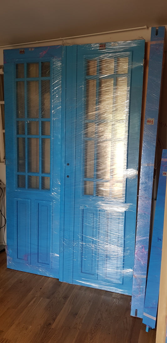 Nytillverkade pardörrar med dubbelglas i gammal stil inkl karm, möjlighet att ta bort lister runt glas för kittning. yttermått: Bredd 130 cm Höjd 210 cm Djup dörrblad 4.5 cm pris: 18000 kr ARTIKELNR (AA1)