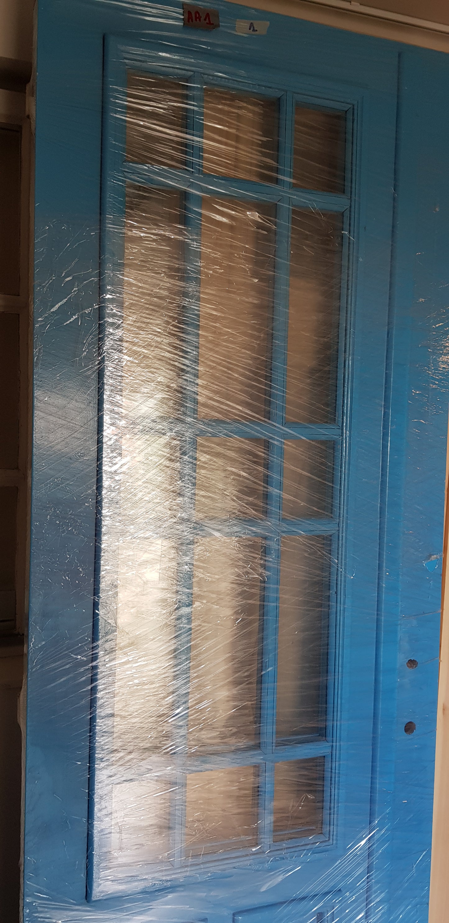 Nytillverkade pardörrar med dubbelglas i gammal stil inkl karm, möjlighet att ta bort lister runt glas för kittning. yttermått: Bredd 130 cm Höjd 210 cm Djup dörrblad 4.5 cm pris: 18000 kr ARTIKELNR (AA1)