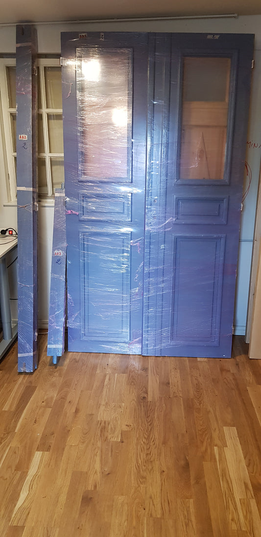 ARTIKELNUMMER 446 Nytillverkade pardörrar med dubbelglas i gammal stil inkl karm, yttermått: Bredd 120 cm Höjd 210 cm Djup dörrblad 4.5 cm pris: 18000 kr (AA2)