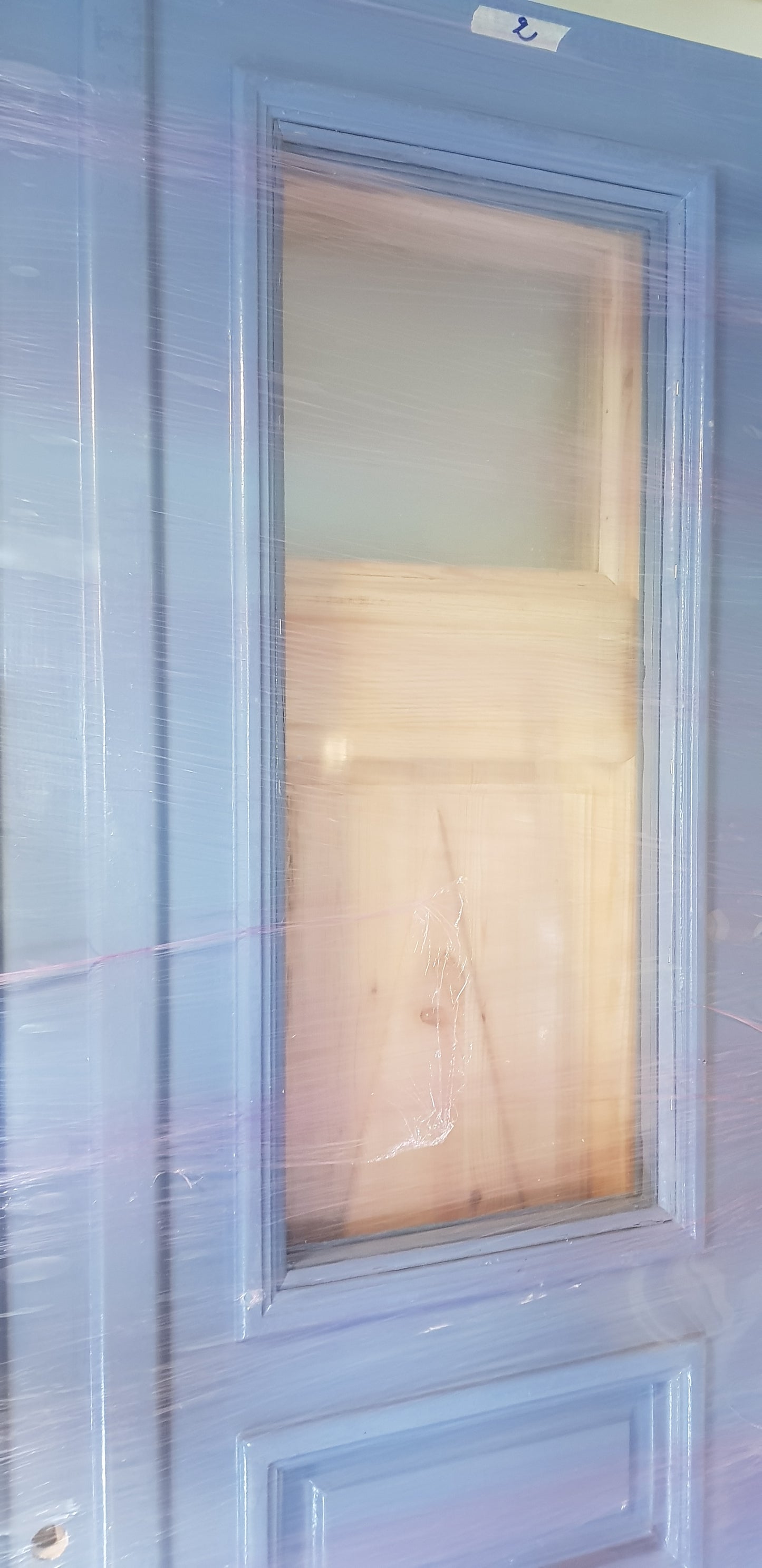 ARTIKELNUMMER 446 Nytillverkade pardörrar med dubbelglas i gammal stil inkl karm, yttermått: Bredd 120 cm Höjd 210 cm Djup dörrblad 4.5 cm pris: 18000 kr (AA2)