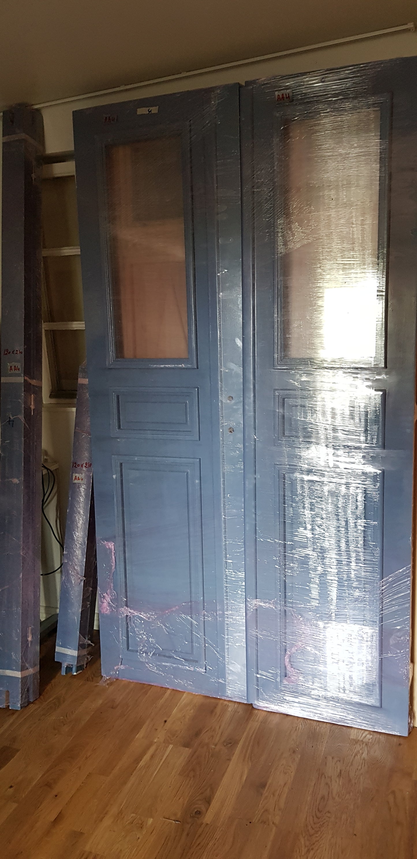 Nytillverkade pardörrar med dubbelglas i gammal stil inkl karm, yttermått: Bredd 120 cm Höjd 210 cm Djup dörrblad 4.5 cm pris: 12000 kr ARTIKELNR (AA4)