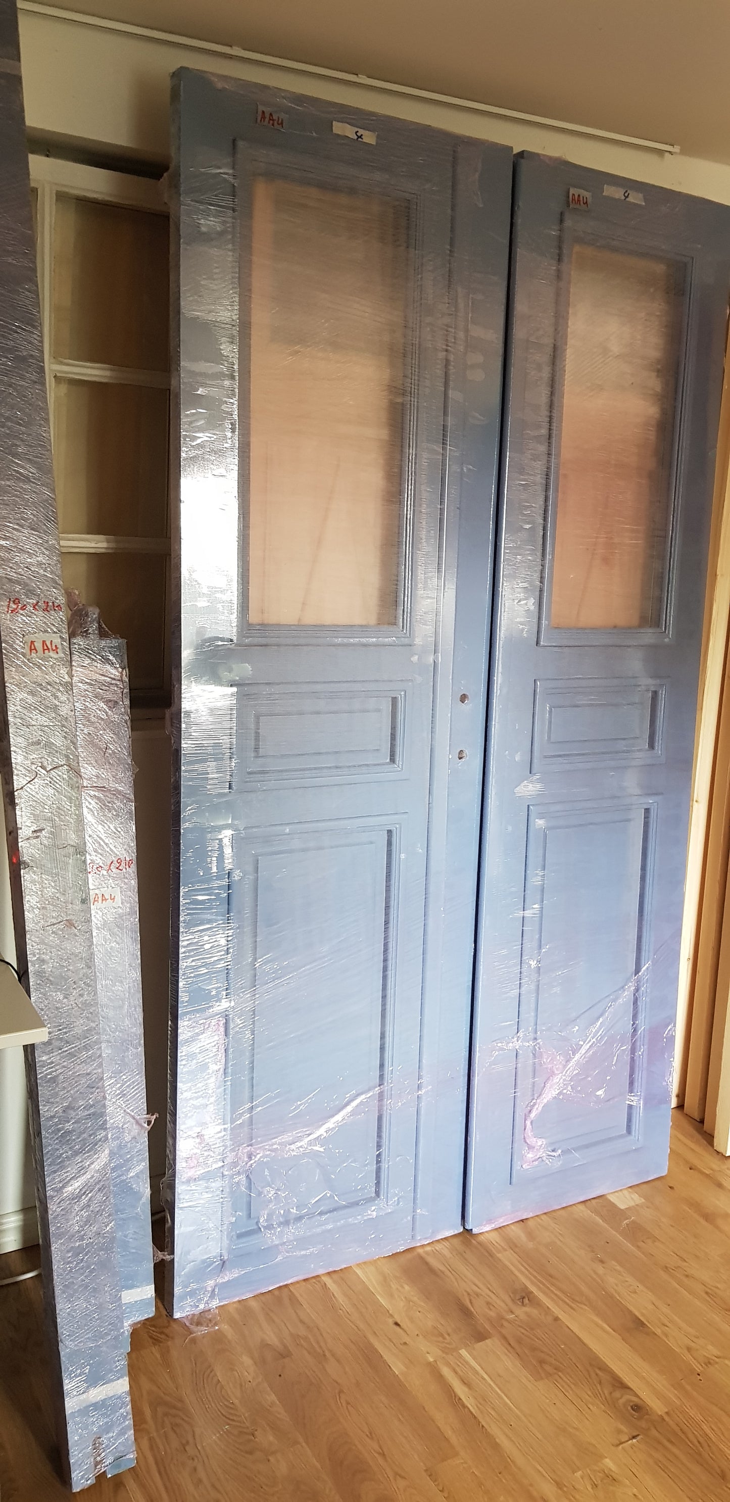 Nytillverkade pardörrar med dubbelglas i gammal stil inkl karm, yttermått: Bredd 120 cm Höjd 210 cm Djup dörrblad 4.5 cm pris: 12000 kr ARTIKELNR (AA4)