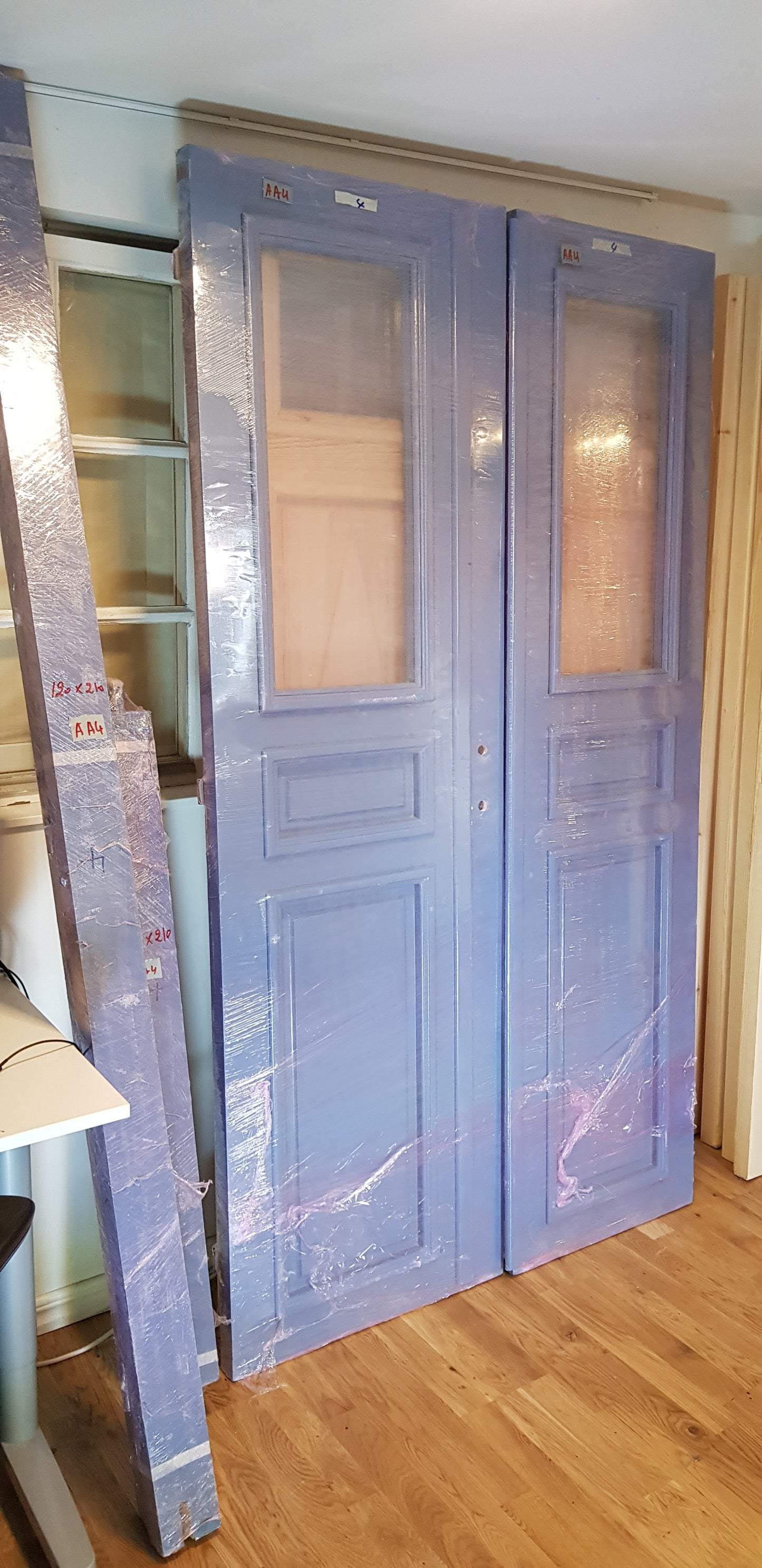 Nytillverkade pardörrar med dubbelglas i gammal stil inkl karm, yttermått: Bredd 120 cm Höjd 210 cm Djup dörrblad 4.5 cm pris: 12000 kr ARTIKELNR (AA4)