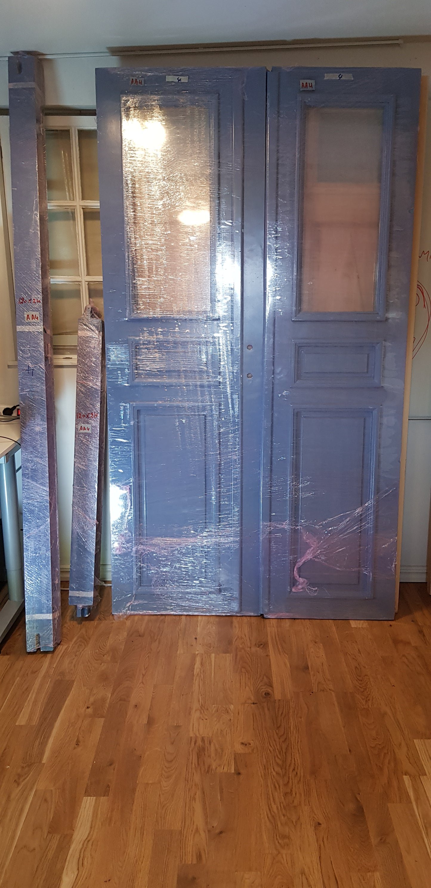 Nytillverkade pardörrar med dubbelglas i gammal stil inkl karm, yttermått: Bredd 120 cm Höjd 210 cm Djup dörrblad 4.5 cm pris: 12000 kr ARTIKELNR (AA4)