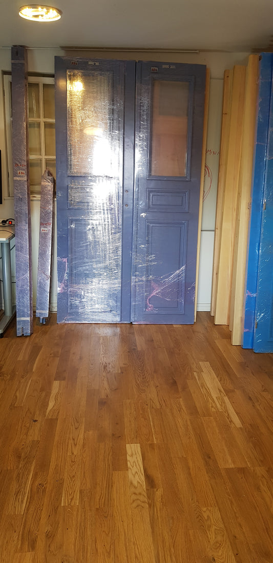 Nytillverkade pardörrar med dubbelglas i gammal stil inkl karm, yttermått: Bredd 120 cm Höjd 210 cm Djup dörrblad 4.5 cm pris: 18000 kr ARTIKELNR (AA4)