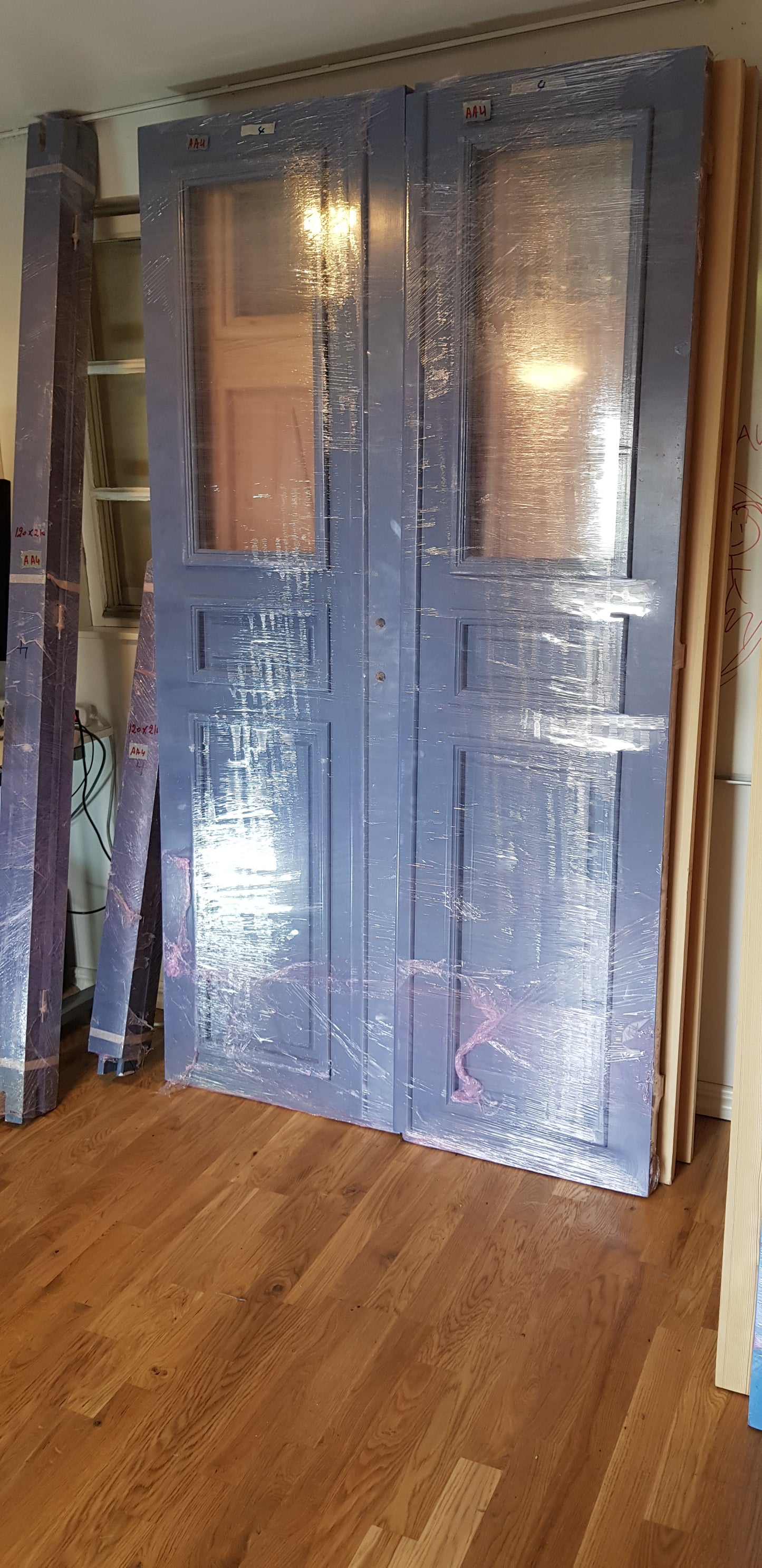 Nytillverkade pardörrar med dubbelglas i gammal stil inkl karm, yttermått: Bredd 120 cm Höjd 210 cm Djup dörrblad 4.5 cm pris: 12000 kr ARTIKELNR (AA4)