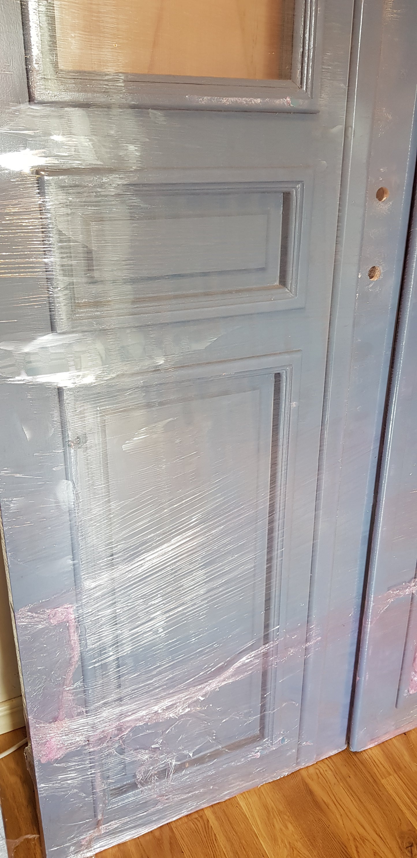 Nytillverkade pardörrar med dubbelglas i gammal stil inkl karm, yttermått: Bredd 120 cm Höjd 210 cm Djup dörrblad 4.5 cm pris: 12000 kr ARTIKELNR (AA4)