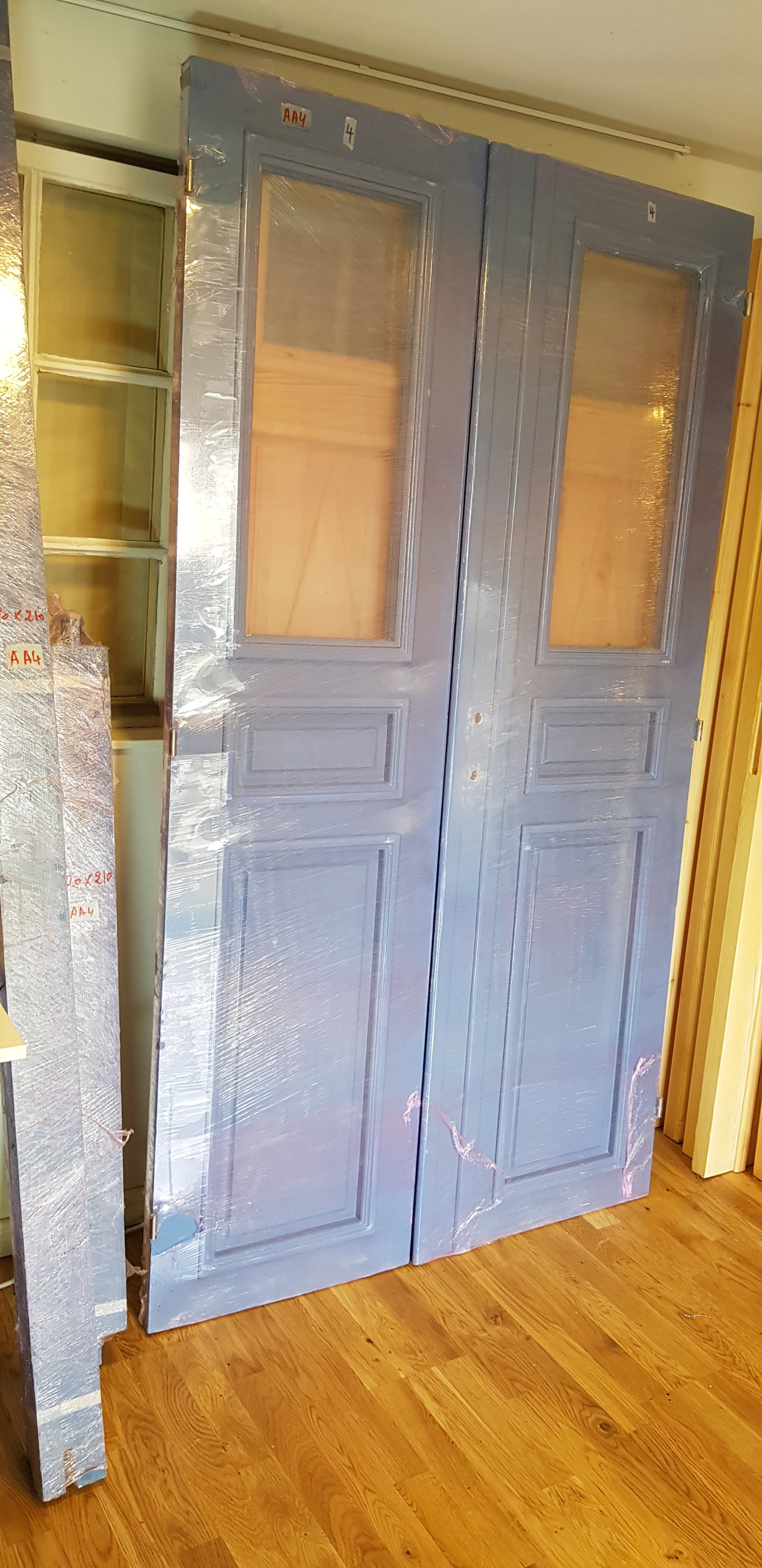 Nytillverkade pardörrar med dubbelglas i gammal stil inkl karm, yttermått: Bredd 120 cm Höjd 210 cm Djup dörrblad 4.5 cm pris: 12000 kr ARTIKELNR (AA4)