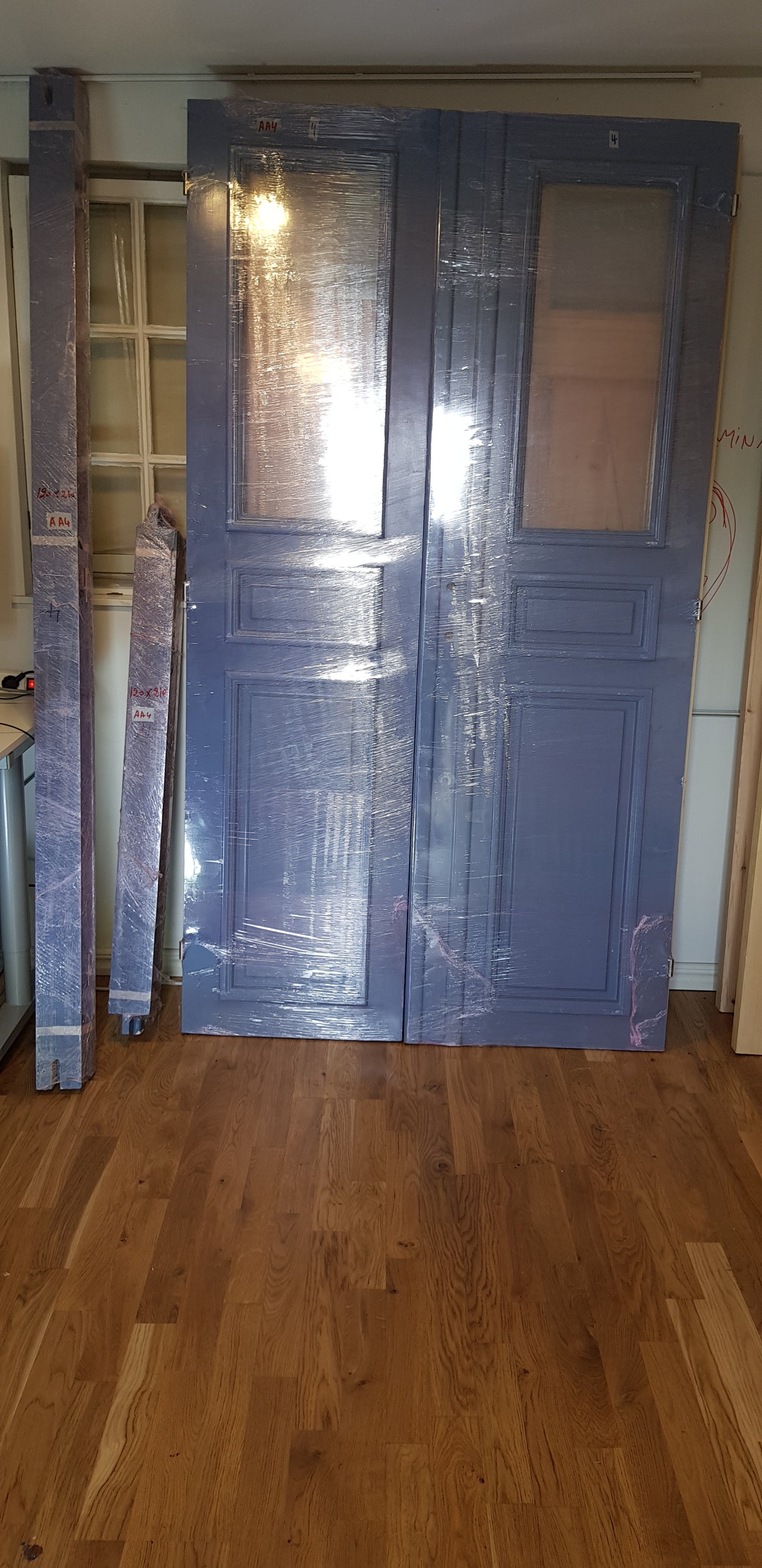 Nytillverkade pardörrar med dubbelglas i gammal stil inkl karm, yttermått: Bredd 120 cm Höjd 210 cm Djup dörrblad 4.5 cm pris: 12000 kr ARTIKELNR (AA4)