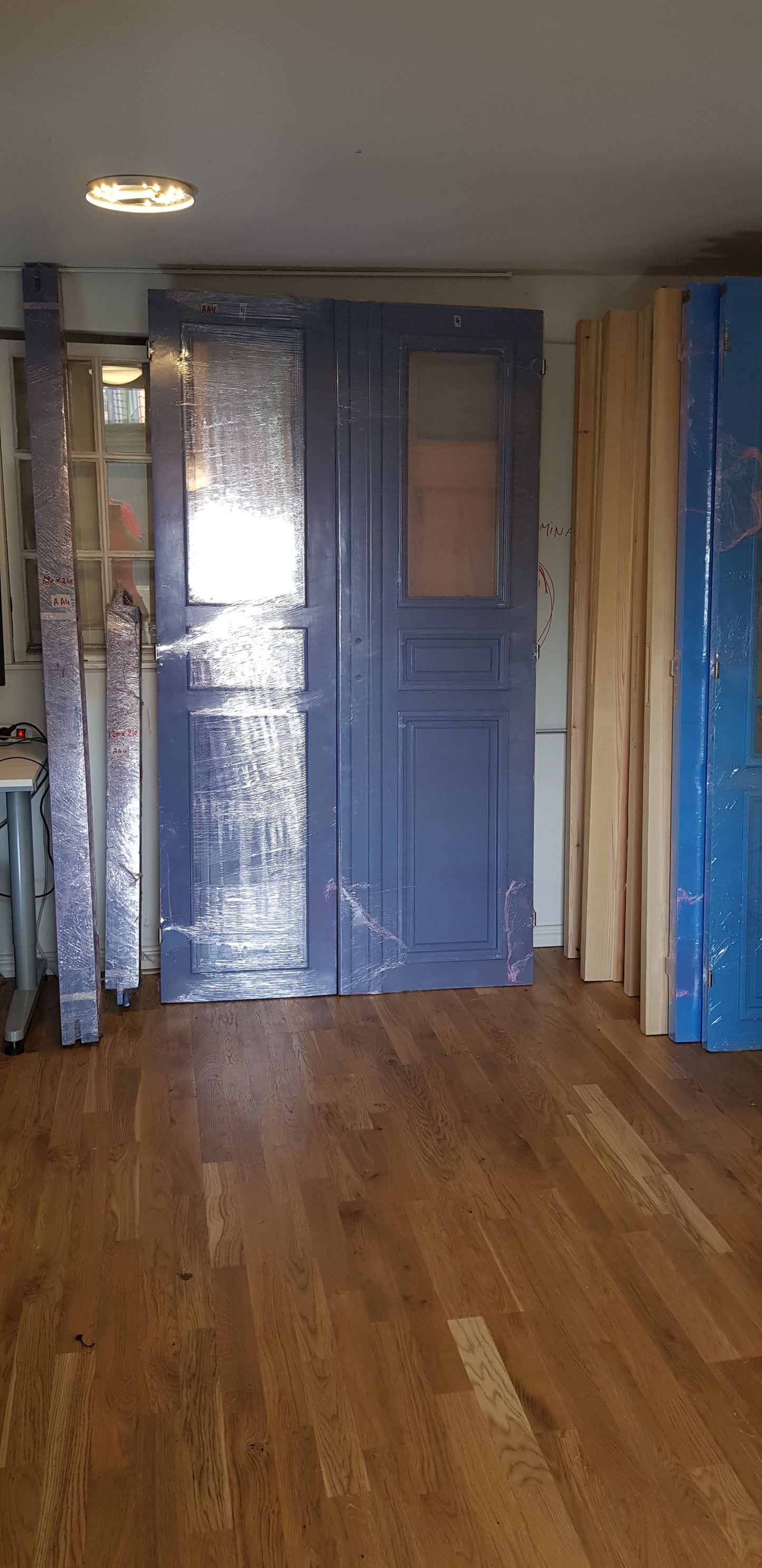 Nytillverkade pardörrar med dubbelglas i gammal stil inkl karm, yttermått: Bredd 120 cm Höjd 210 cm Djup dörrblad 4.5 cm pris: 12000 kr ARTIKELNR (AA4)