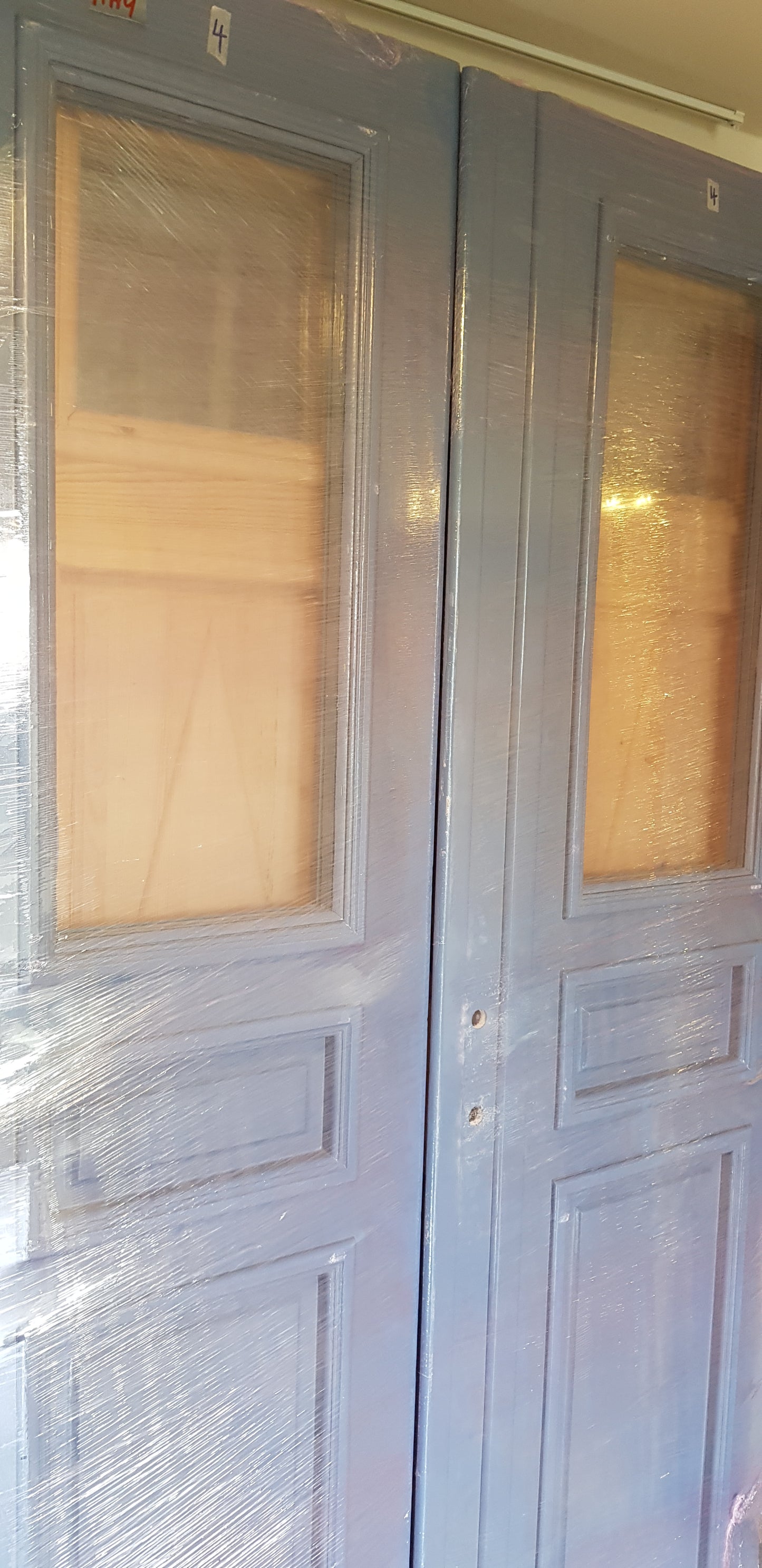 Nytillverkade pardörrar med dubbelglas i gammal stil inkl karm, yttermått: Bredd 120 cm Höjd 210 cm Djup dörrblad 4.5 cm pris: 12000 kr ARTIKELNR (AA4)