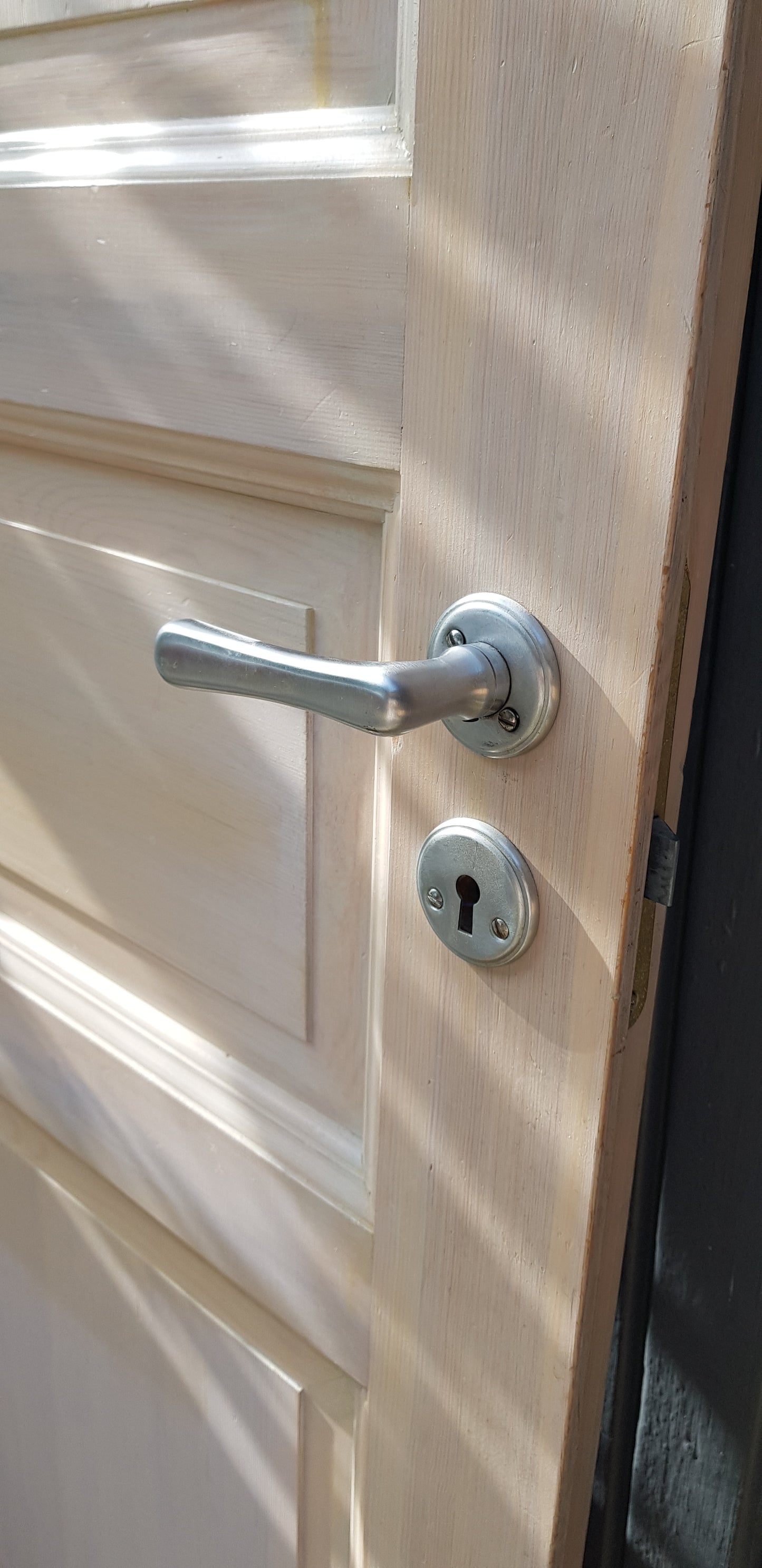 ARTIKELNUMMER 233 1st. b75. h194. vänster utåt. 1500 kr utan karm