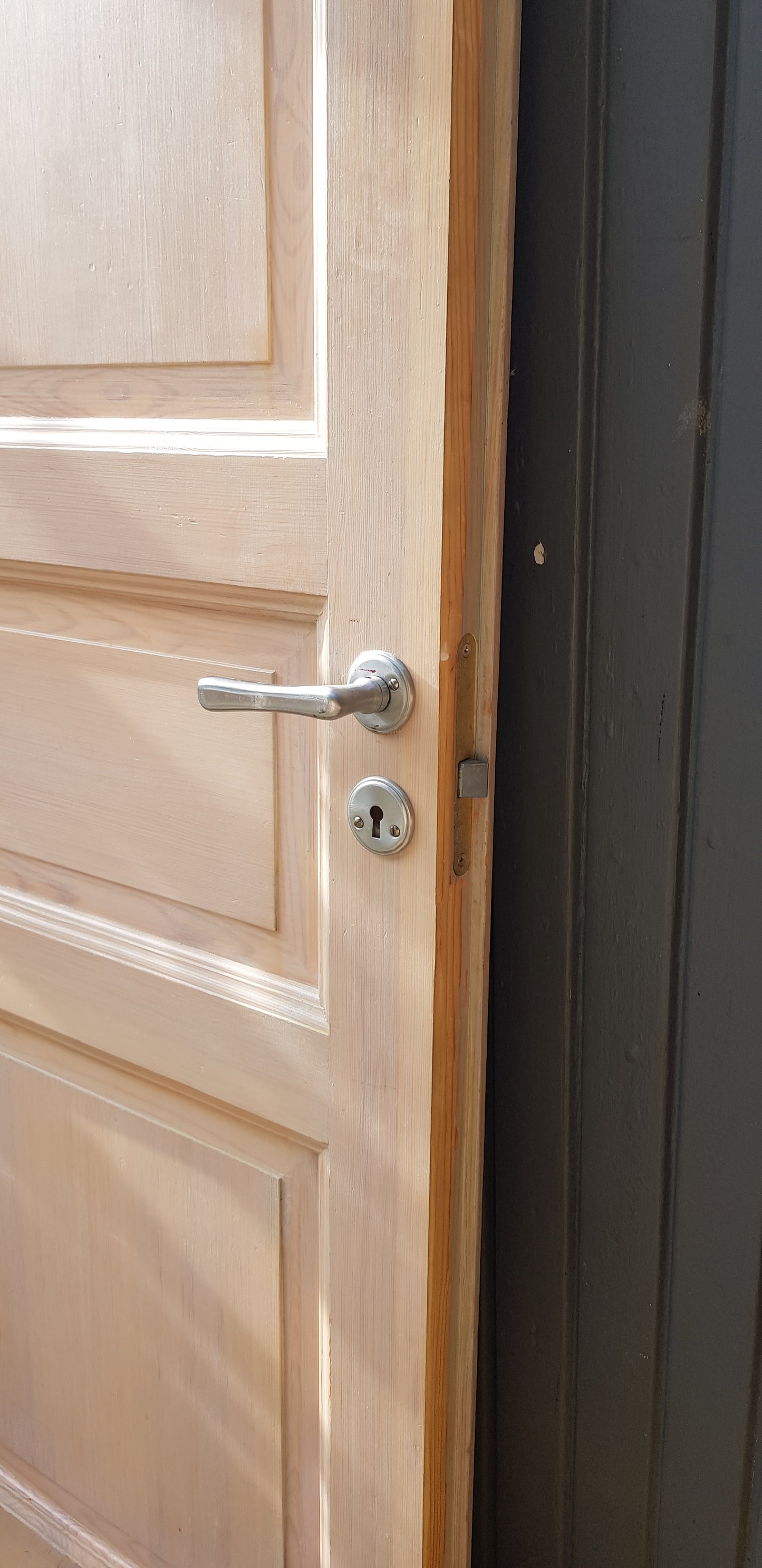 ARTIKELNUMMER 234 1st. b75. h194. höger utåt. 1500 kr utan karm