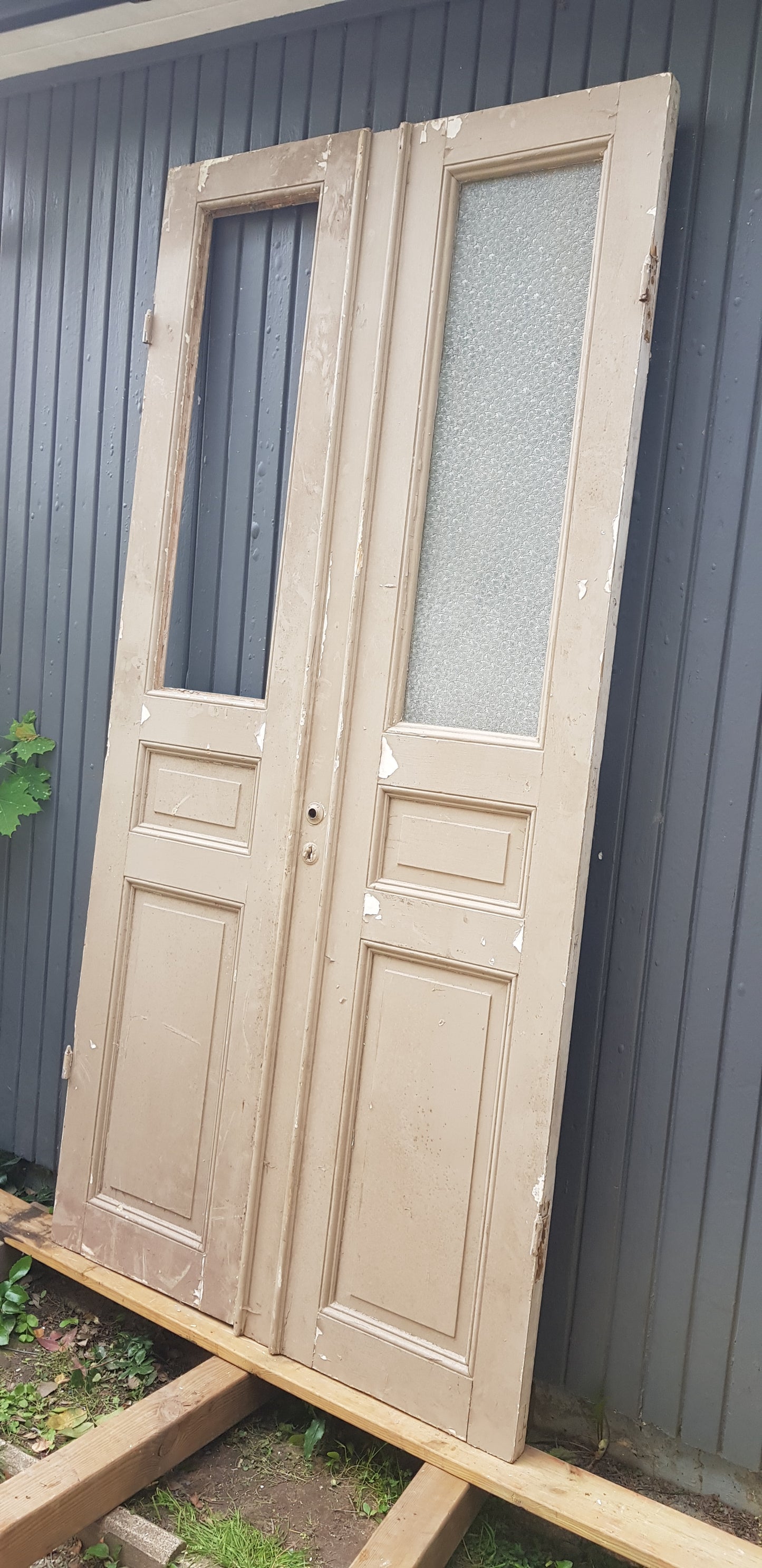 ARTIKELNUMMER 228 Härlig och fin Antik pardörr komplett med nytillverkad karm
