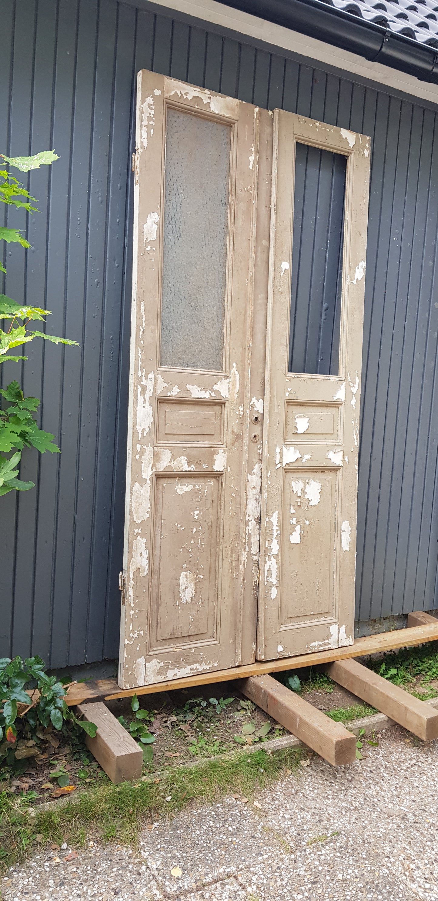 ARTIKELNUMMER 228 Härlig och fin Antik pardörr komplett med nytillverkad karm
