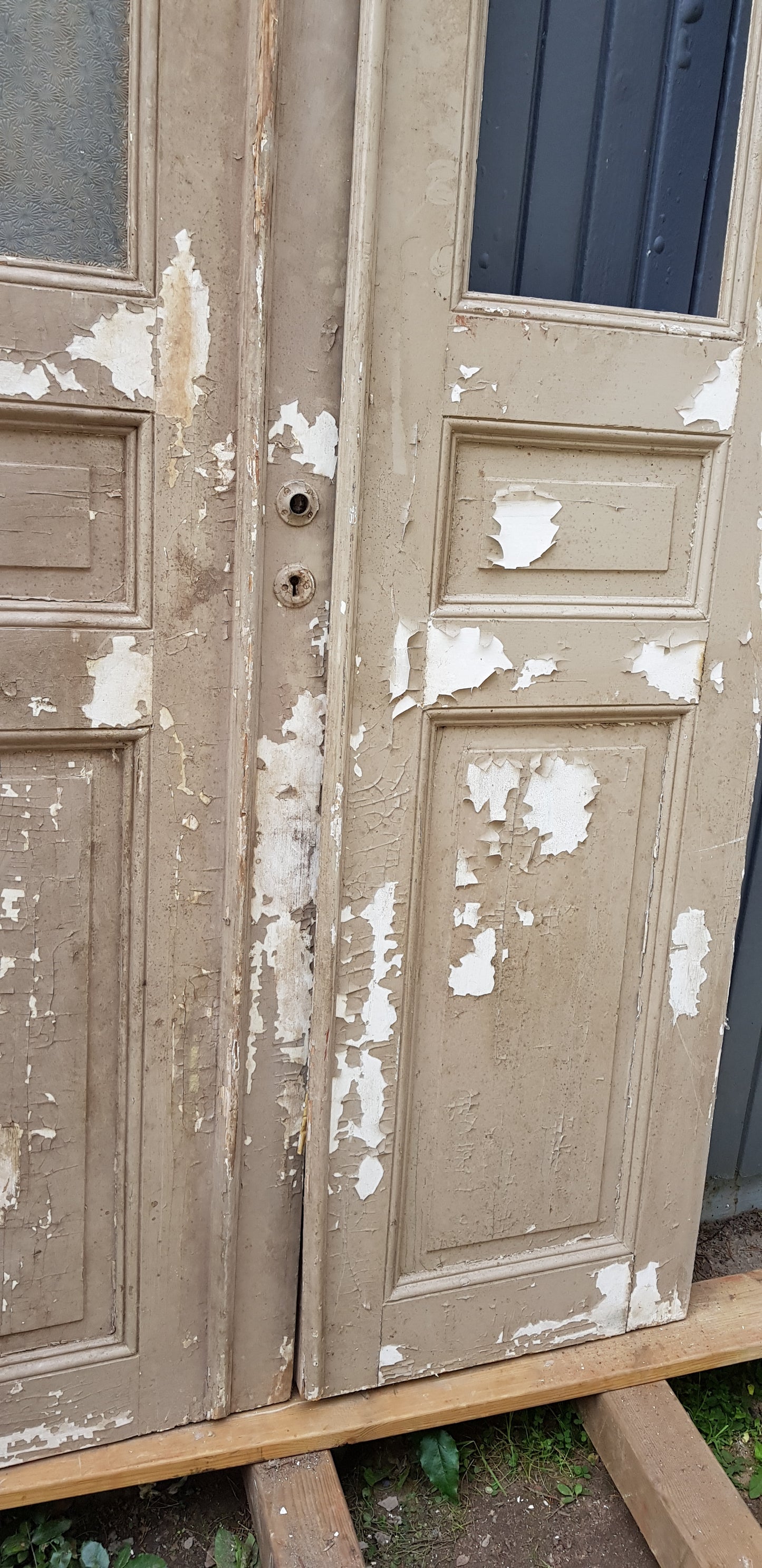 ARTIKELNUMMER 228 Härlig och fin Antik pardörr komplett med nytillverkad karm