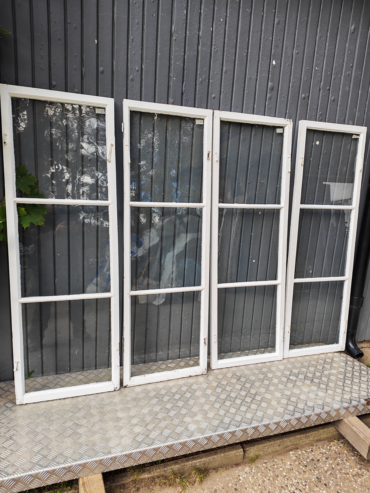 ART 24C 4ST B52 H155 D3 MUNBLÅST GLAS PRIS 1150 KR PER ST EN RUTA TRASIG